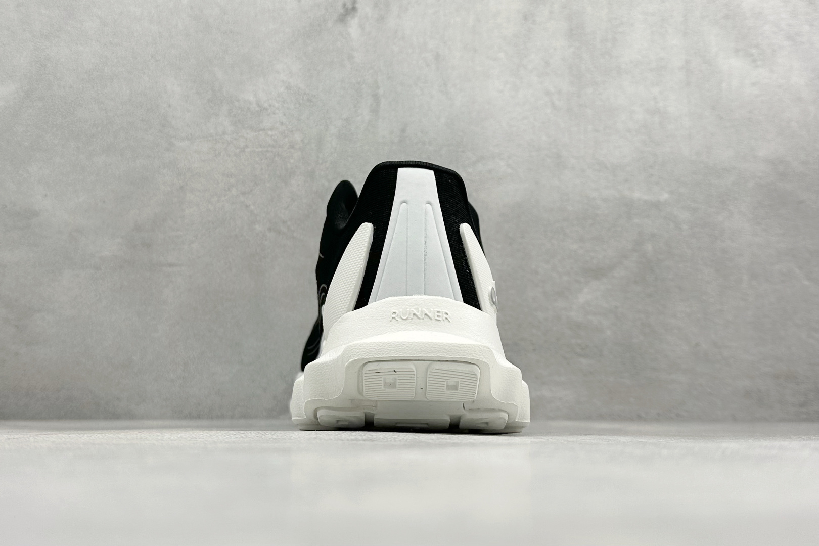 Alo yoga Alo Runner 舒适百搭防滑透气 低帮跑步鞋 A0590U-BLACK Alo yoga Alo Runner 舒适百搭防滑透气 低帮跑步鞋 A0590U-BLACK