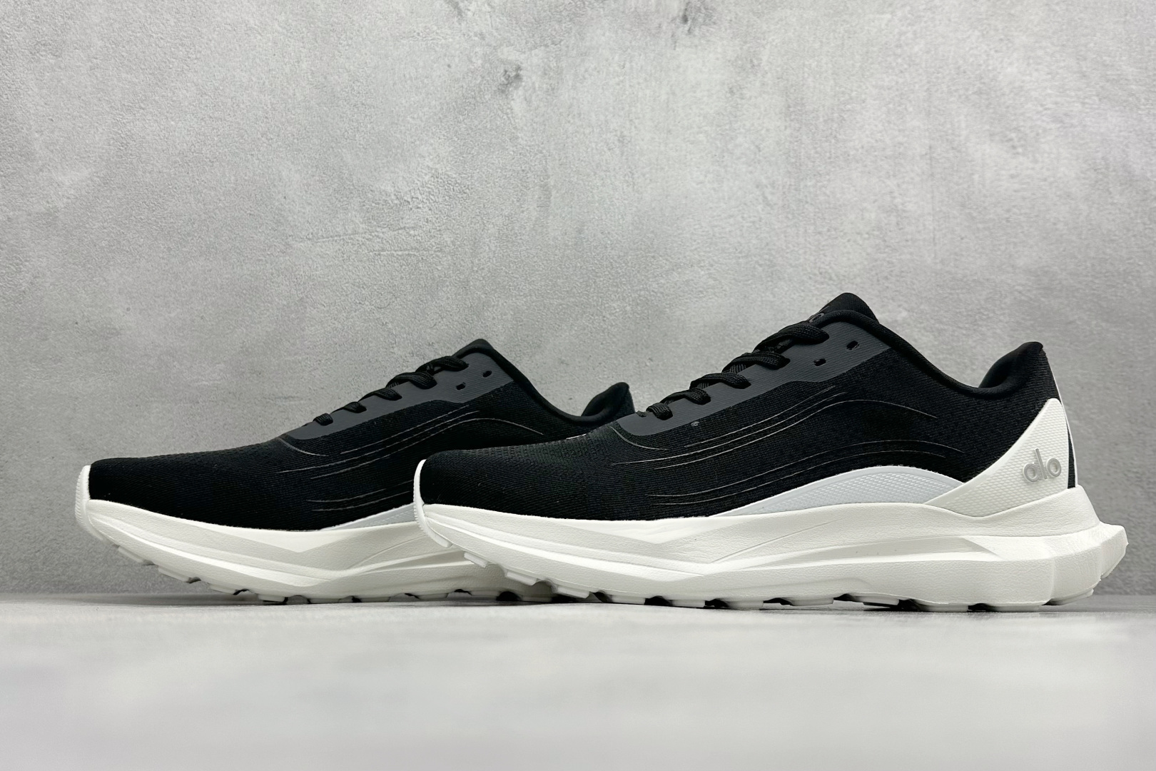 Alo yoga Alo Runner 舒适百搭防滑透气 低帮跑步鞋 A0590U-BLACK Alo yoga Alo Runner 舒适百搭防滑透气 低帮跑步鞋 A0590U-BLACK