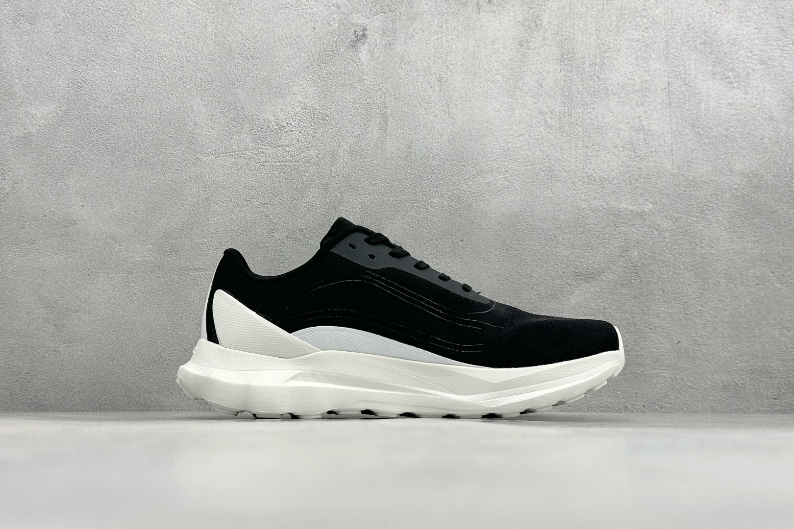 Alo yoga Alo Runner 舒适百搭防滑透气 低帮跑步鞋 A0590U-BLACK Alo yoga Alo Runner 舒适百搭防滑透气 低帮跑步鞋 A0590U-BLACK