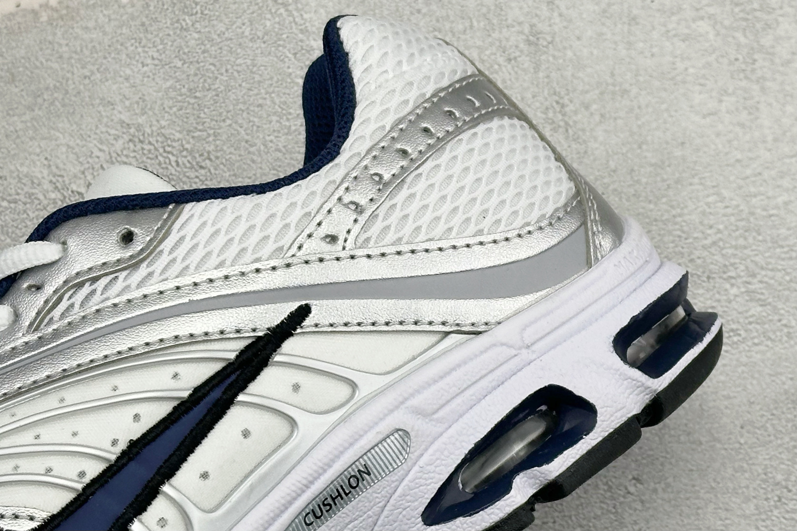 180 Nike Air Max Moto 2K 耐克 百搭舒适耐磨 低帮跑步鞋 HQ2056-104-Chinese UA Cheap High Quatity Brand Clothes Bags handbags Sneakers wholesale wholesaler seller from China Factory suppliers Fashion Clothing Shoes best Quality Beautiful Price 180 Nike Air Max Moto 2K 耐克 百搭舒适耐磨 低帮跑步鞋 HQ2056-104