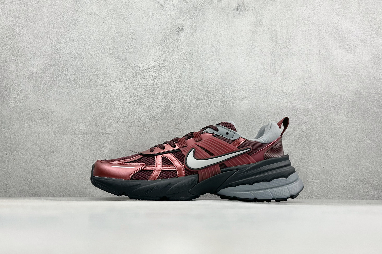 NIKE V2K Runtekk 酒红 减震防滑复古低帮跑步鞋 HJ4497-600 NIKE V2K Runtekk 酒红 减震防滑复古低帮跑步鞋 HJ4497-600
