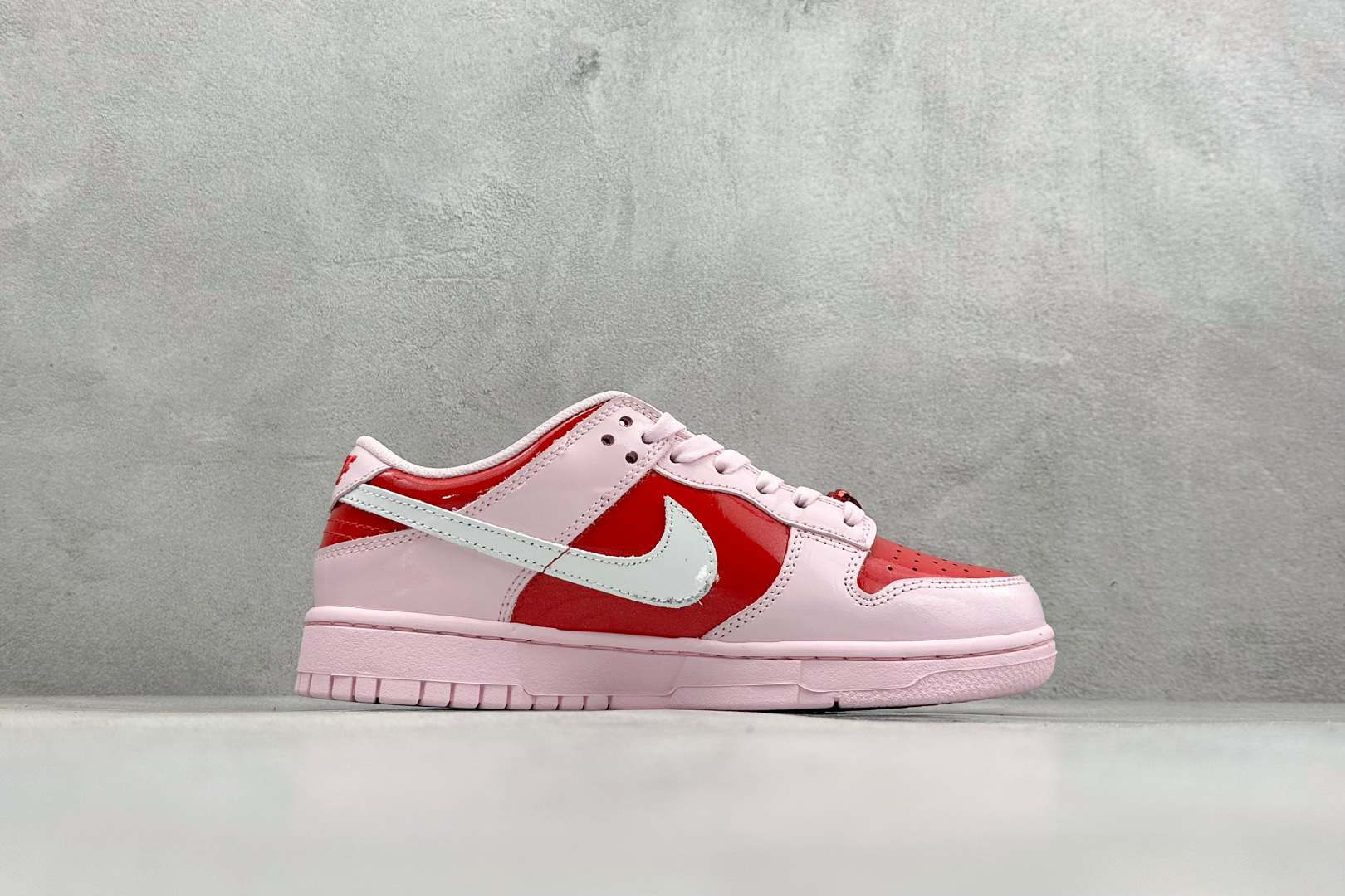 Nike SB Dunk Low 情人节限定 低帮休闲滑板鞋 IQ0218-663 Nike SB Dunk Low 情人节限定 低帮休闲滑板鞋 IQ0218-663