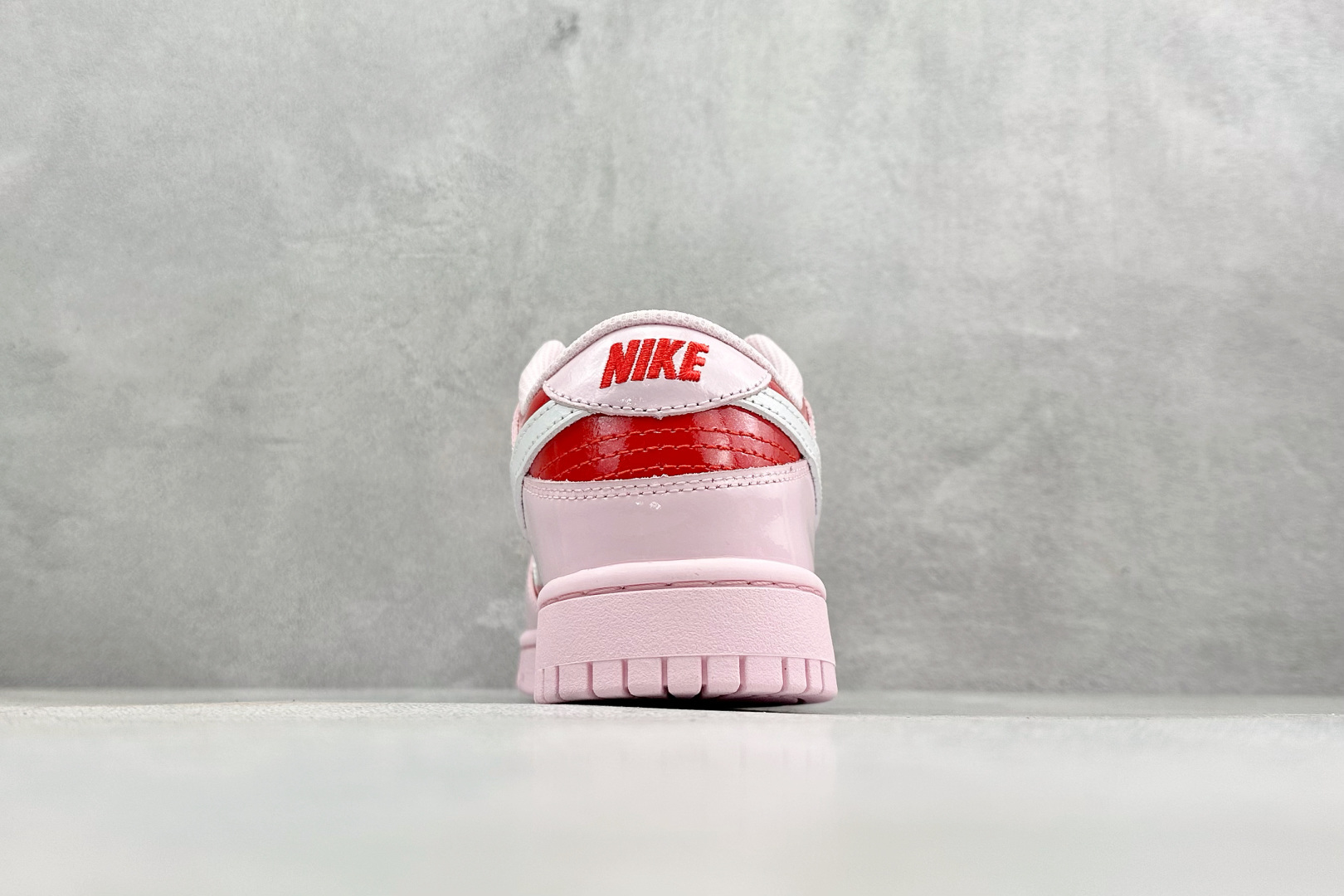 Nike SB Dunk Low 情人节限定 低帮休闲滑板鞋 IQ0218-663 Nike SB Dunk Low 情人节限定 低帮休闲滑板鞋 IQ0218-663
