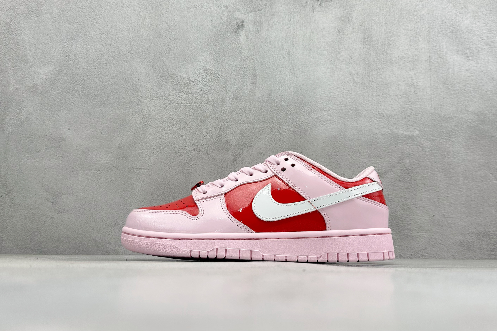 Nike SB Dunk Low 情人节限定 低帮休闲滑板鞋 IQ0218-663 Nike SB Dunk Low 情人节限定 低帮休闲滑板鞋 IQ0218-663