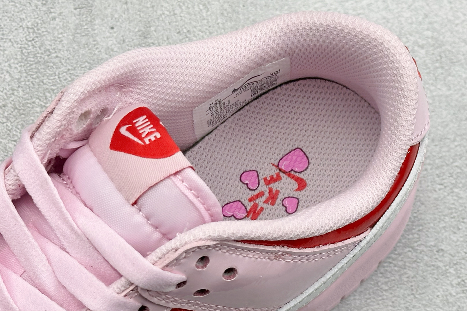 Nike SB Dunk Low 情人节限定 低帮休闲滑板鞋 IQ0218-663 Nike SB Dunk Low 情人节限定 低帮休闲滑板鞋 IQ0218-663