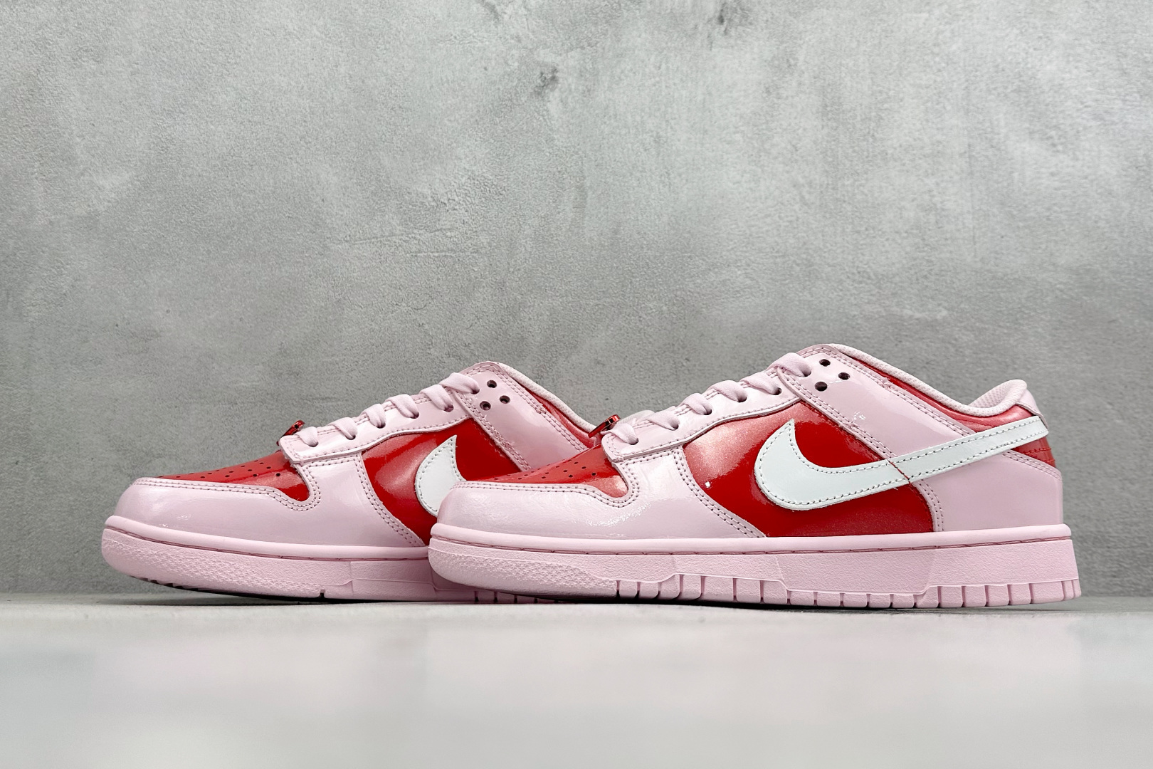 Nike SB Dunk Low 情人节限定 低帮休闲滑板鞋 IQ0218-663 Nike SB Dunk Low 情人节限定 低帮休闲滑板鞋 IQ0218-663