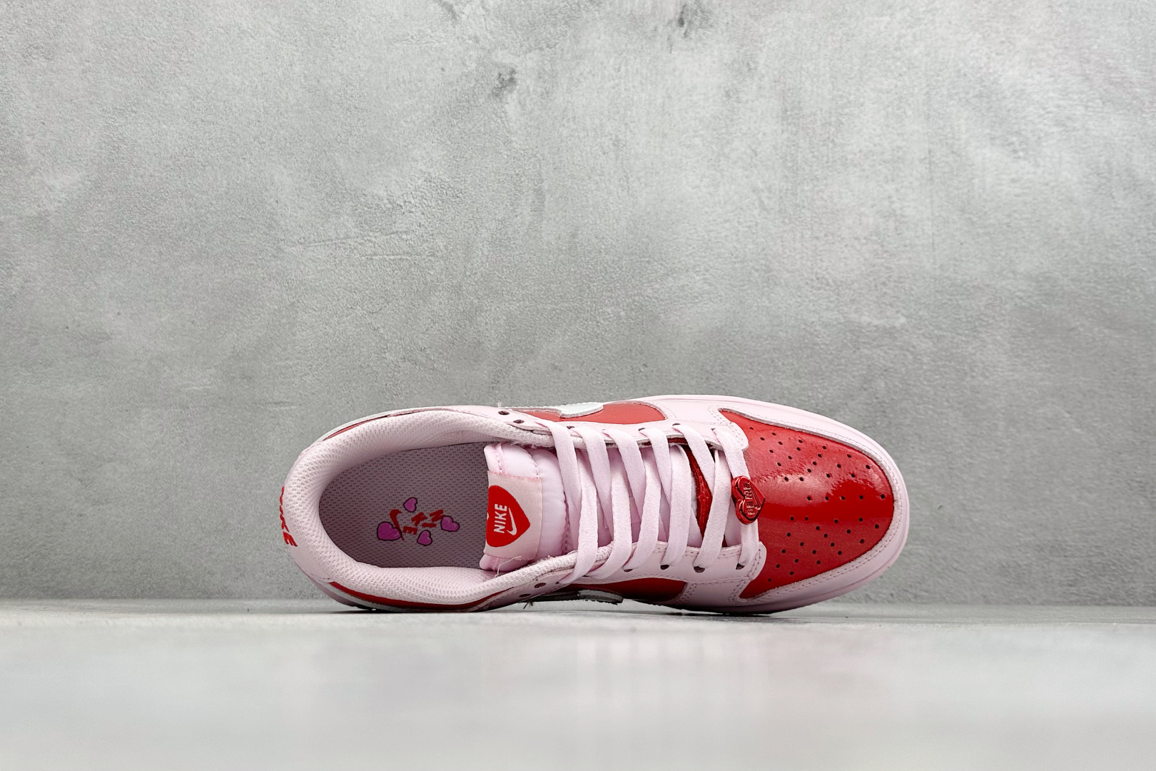 Nike SB Dunk Low 情人节限定 低帮休闲滑板鞋 IQ0218-663 Nike SB Dunk Low 情人节限定 低帮休闲滑板鞋 IQ0218-663
