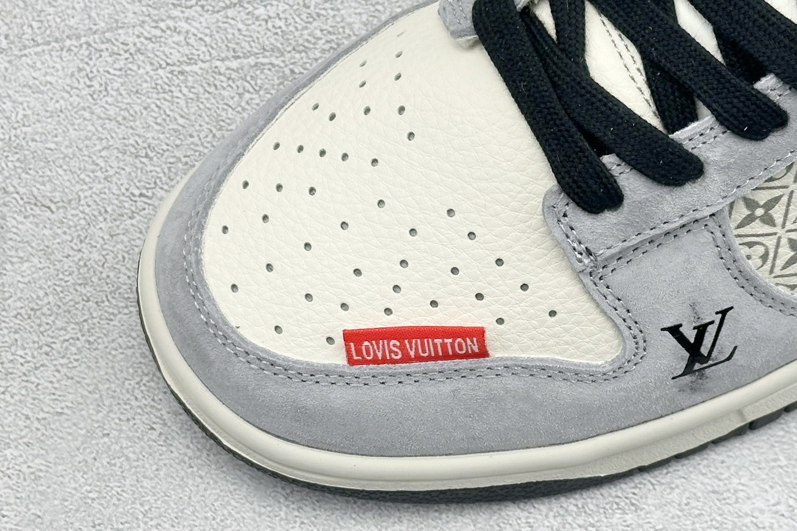 潮奢联名 引爆街头SB DUNK LOW 以经典鞋型为基底 DN3168-030 潮奢联名 引爆街头SB DUNK LOW 以经典鞋型为基底 DN3168-030