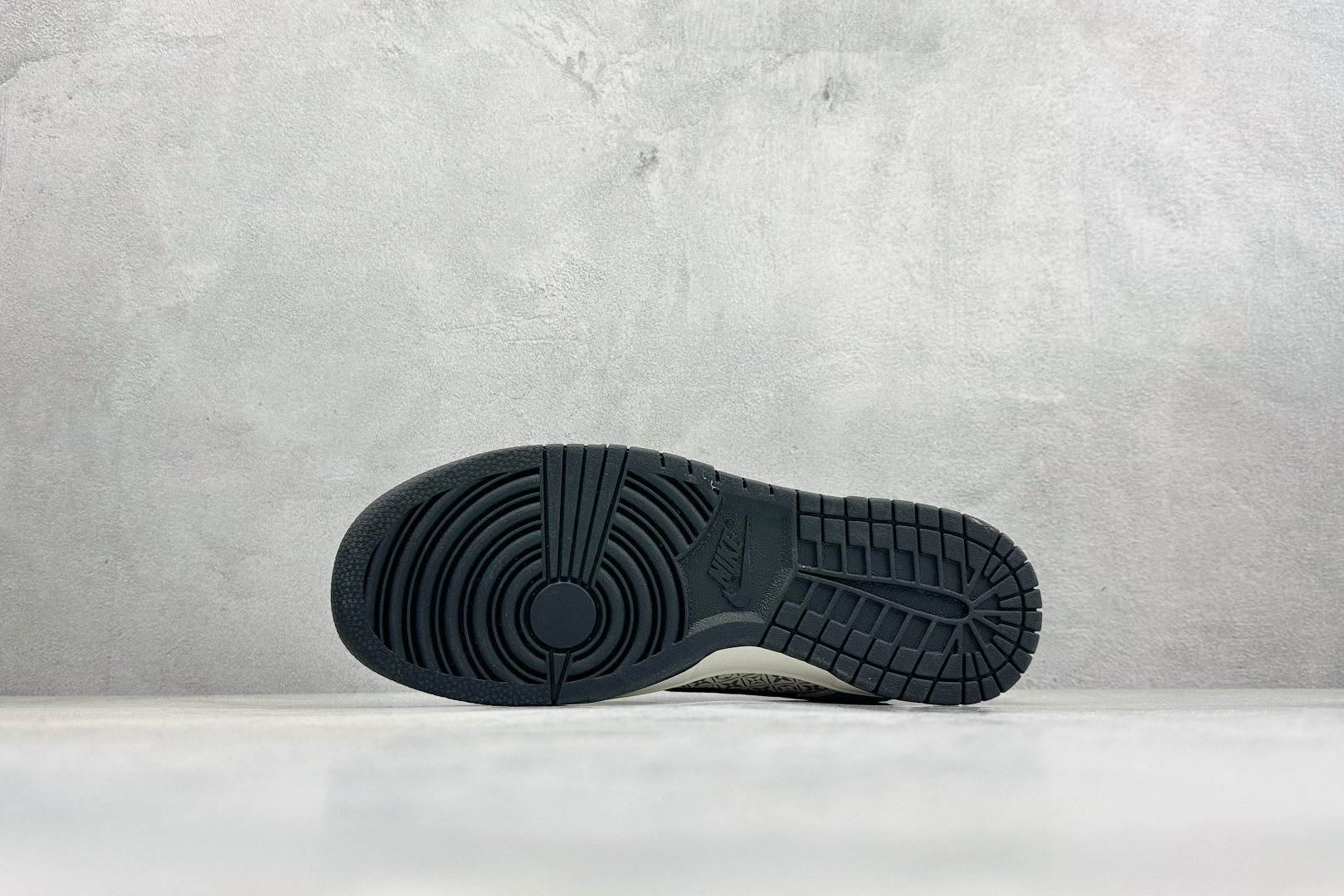 潮奢联名 引爆街头SB DUNK LOW 以经典鞋型为基底 DN3168-030 潮奢联名 引爆街头SB DUNK LOW 以经典鞋型为基底 DN3168-030