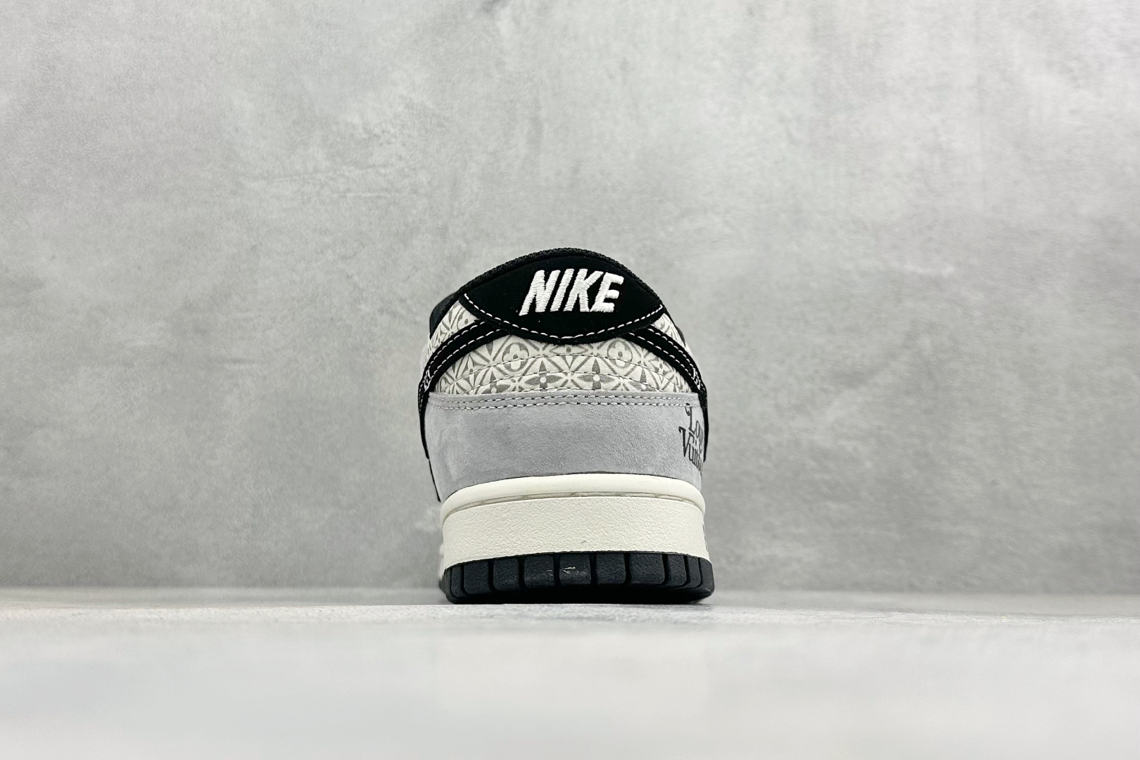 潮奢联名 引爆街头SB DUNK LOW 以经典鞋型为基底 DN3168-030 潮奢联名 引爆街头SB DUNK LOW 以经典鞋型为基底 DN3168-030