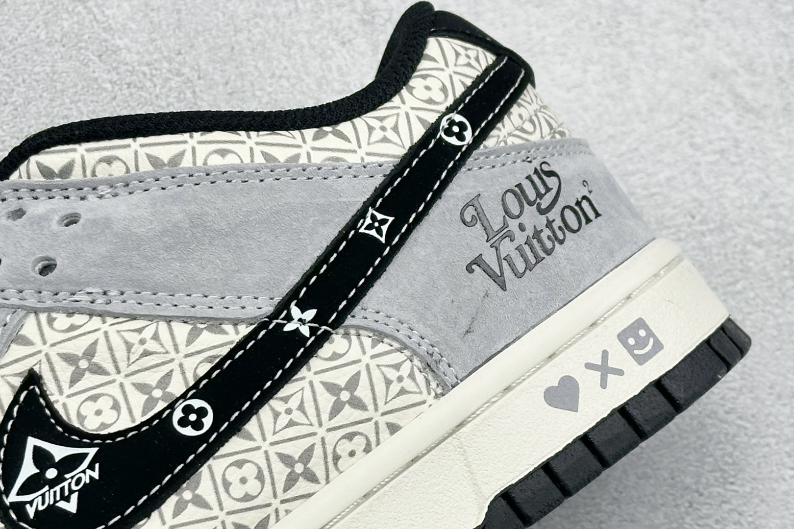 潮奢联名 引爆街头SB DUNK LOW 以经典鞋型为基底 DN3168-030 潮奢联名 引爆街头SB DUNK LOW 以经典鞋型为基底 DN3168-030
