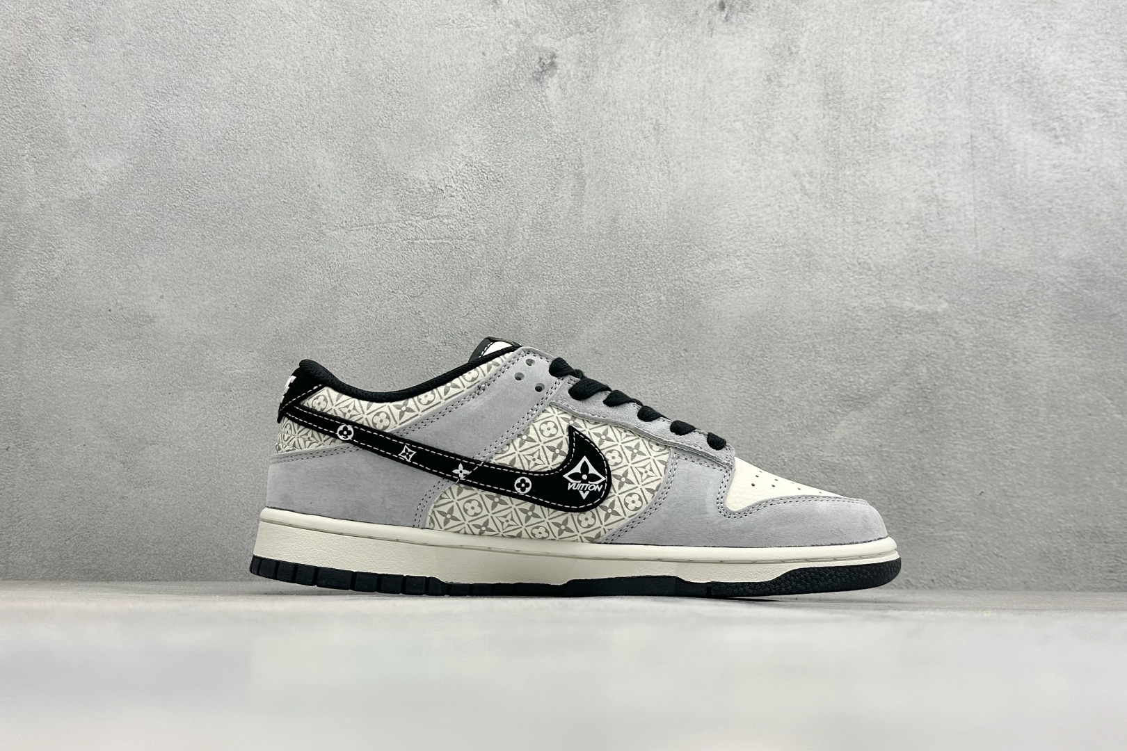 潮奢联名 引爆街头SB DUNK LOW 以经典鞋型为基底 DN3168-030 潮奢联名 引爆街头SB DUNK LOW 以经典鞋型为基底 DN3168-030