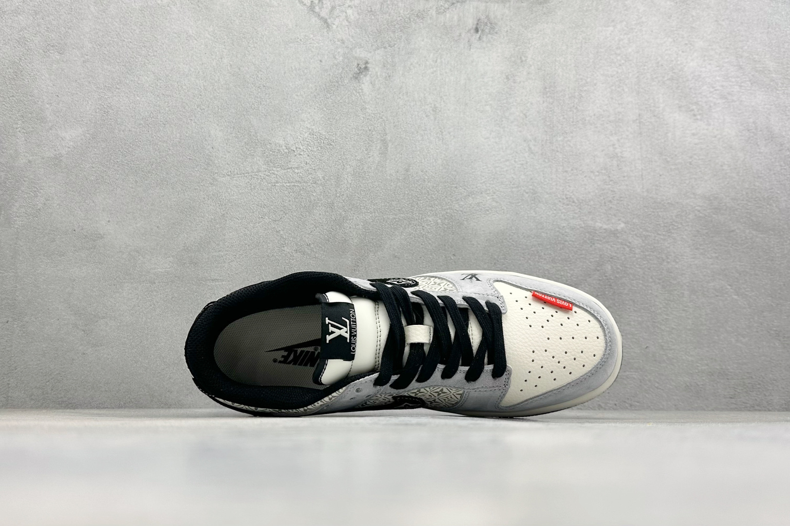 潮奢联名 引爆街头SB DUNK LOW 以经典鞋型为基底 DN3168-030 潮奢联名 引爆街头SB DUNK LOW 以经典鞋型为基底 DN3168-030