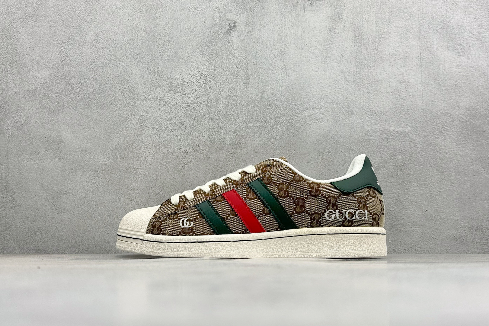 福利特价 放店私AD Originals Superstar 联名贝壳头板鞋采用全新头层拼接皮革材质 后