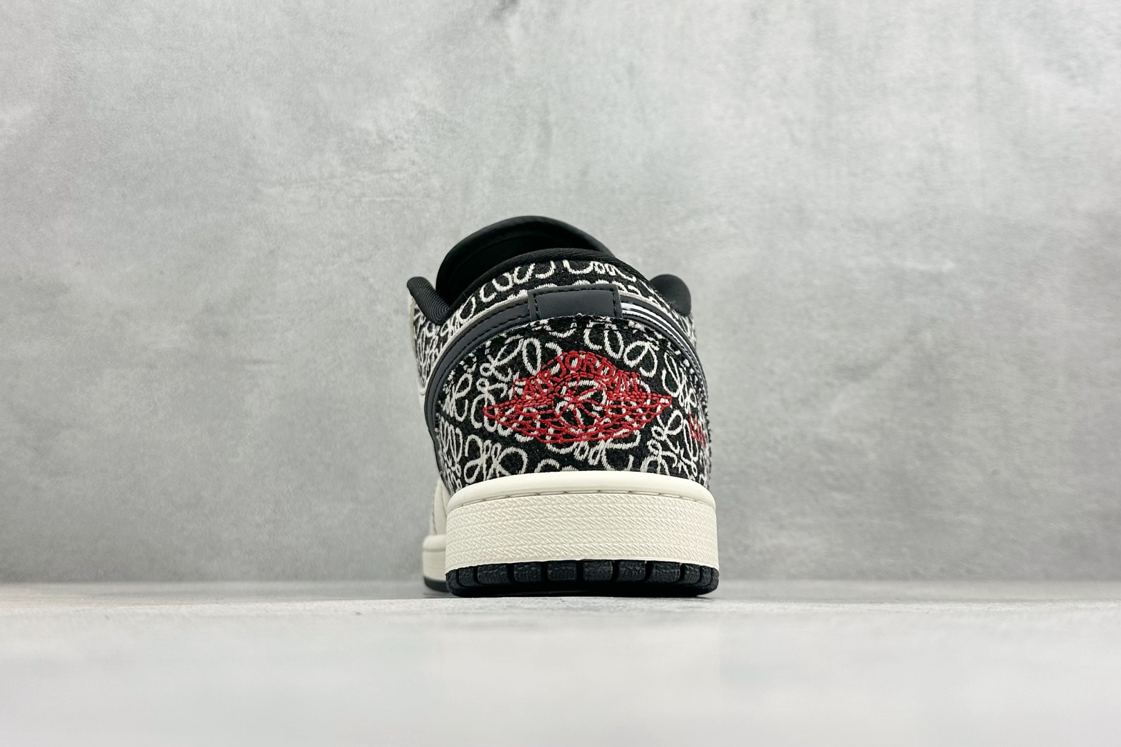 奢潮联名 引爆街头 Air Jordan 1 x LOEWE 这双鞋将西班牙奢侈品牌LOEWE的标志性Anagram提花与Air Jordan 1的经典轮廓碰撞 LL8888-004 奢潮联名 引爆街头 Air Jordan 1 x LOEWE 这双鞋将西班牙奢侈品牌LOEWE的标志性Anagram提花与Air Jordan 1的经典轮廓碰撞 LL8888-004