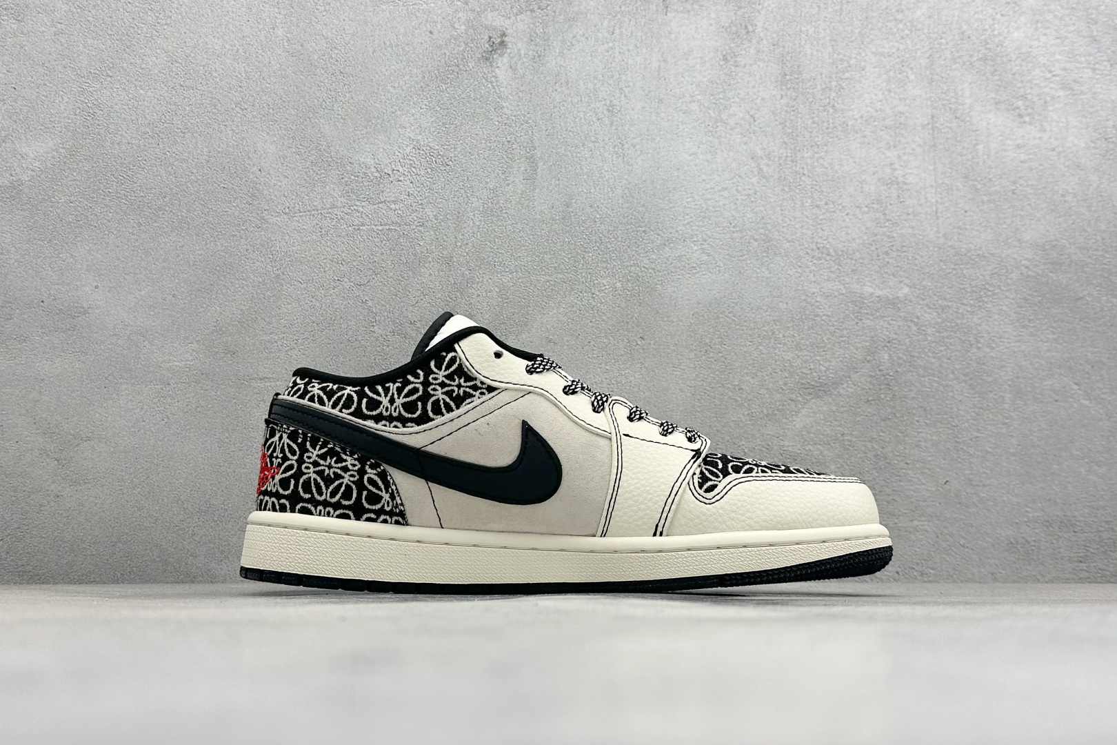 奢潮联名 引爆街头 Air Jordan 1 x LOEWE 这双鞋将西班牙奢侈品牌LOEWE的标志性Anagram提花与Air Jordan 1的经典轮廓碰撞 LL8888-004 奢潮联名 引爆街头 Air Jordan 1 x LOEWE 这双鞋将西班牙奢侈品牌LOEWE的标志性Anagram提花与Air Jordan 1的经典轮廓碰撞 LL8888-004