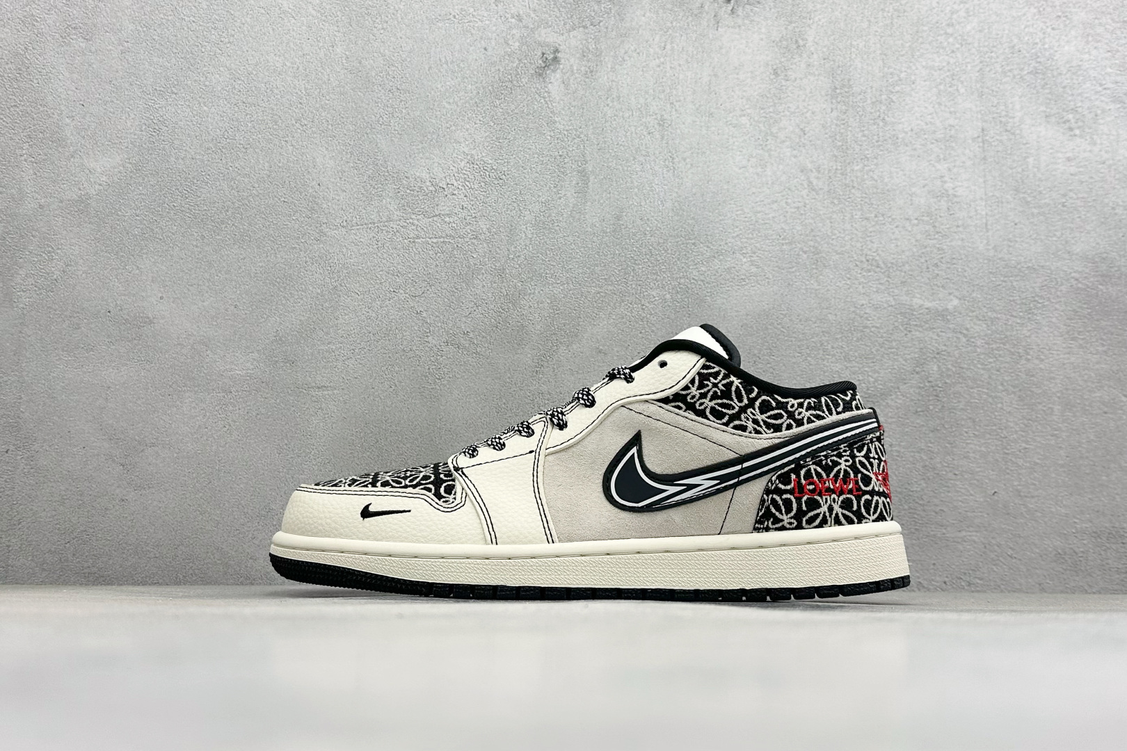 奢潮联名 引爆街头 Air Jordan 1 x LOEWE 这双鞋将西班牙奢侈品牌LOEWE的标志性Anagram提花与Air Jordan 1的经典轮廓碰撞 LL8888-004 奢潮联名 引爆街头 Air Jordan 1 x LOEWE 这双鞋将西班牙奢侈品牌LOEWE的标志性Anagram提花与Air Jordan 1的经典轮廓碰撞 LL8888-004