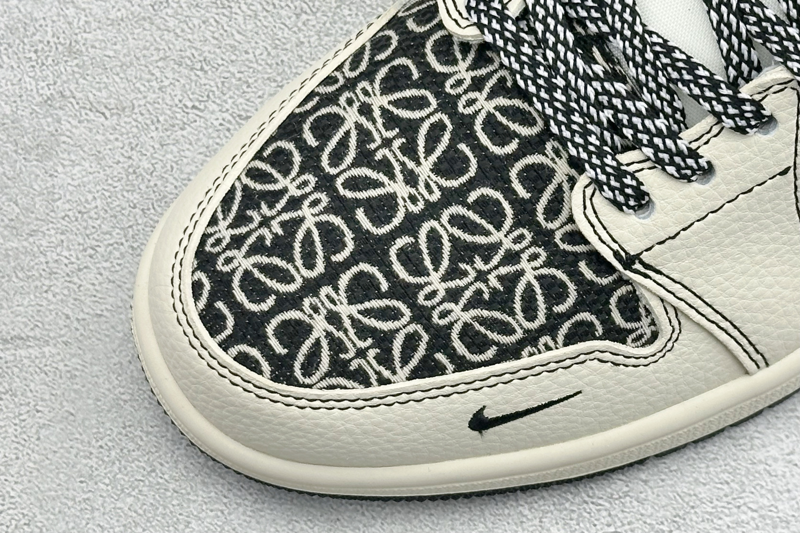 奢潮联名 引爆街头 Air Jordan 1 x LOEWE 这双鞋将西班牙奢侈品牌LOEWE的标志性Anagram提花与Air Jordan 1的经典轮廓碰撞 LL8888-004 奢潮联名 引爆街头 Air Jordan 1 x LOEWE 这双鞋将西班牙奢侈品牌LOEWE的标志性Anagram提花与Air Jordan 1的经典轮廓碰撞 LL8888-004