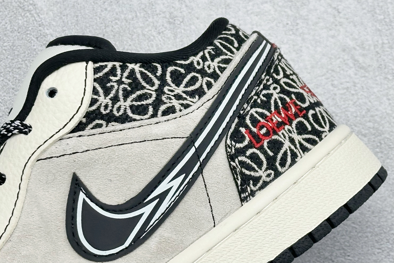 奢潮联名 引爆街头 Air Jordan 1 x LOEWE 这双鞋将西班牙奢侈品牌LOEWE的标志性Anagram提花与Air Jordan 1的经典轮廓碰撞 LL8888-004 奢潮联名 引爆街头 Air Jordan 1 x LOEWE 这双鞋将西班牙奢侈品牌LOEWE的标志性Anagram提花与Air Jordan 1的经典轮廓碰撞 LL8888-004
