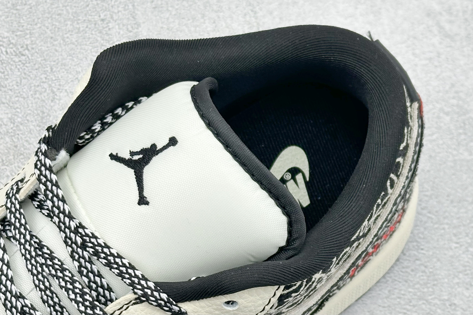 奢潮联名 引爆街头 Air Jordan 1 x LOEWE 这双鞋将西班牙奢侈品牌LOEWE的标志性Anagram提花与Air Jordan 1的经典轮廓碰撞 LL8888-004 奢潮联名 引爆街头 Air Jordan 1 x LOEWE 这双鞋将西班牙奢侈品牌LOEWE的标志性Anagram提花与Air Jordan 1的经典轮廓碰撞 LL8888-004