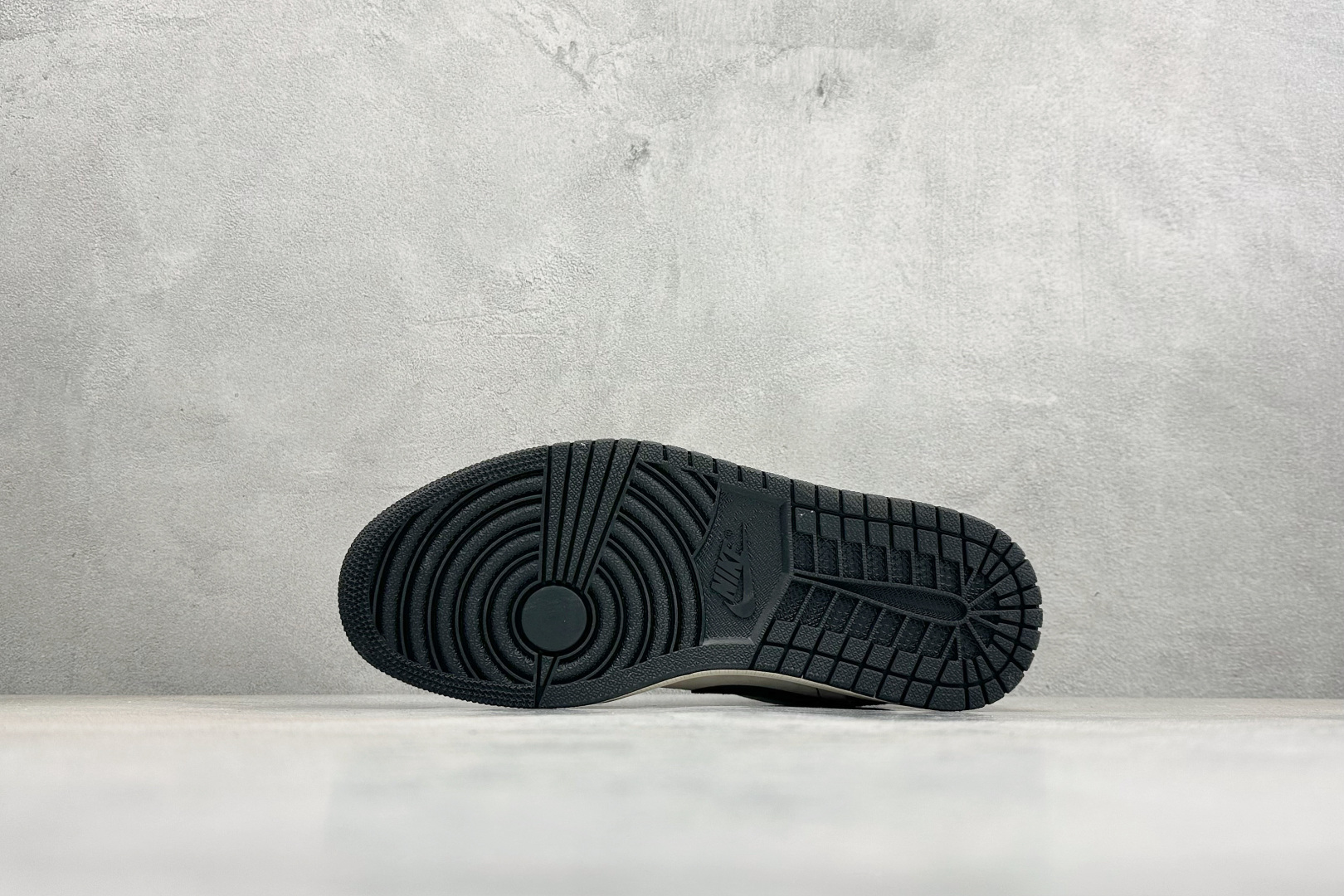 奢潮联名 引爆街头 Air Jordan 1 x LOEWE 这双鞋将西班牙奢侈品牌LOEWE的标志性Anagram提花与Air Jordan 1的经典轮廓碰撞 LL8888-004 奢潮联名 引爆街头 Air Jordan 1 x LOEWE 这双鞋将西班牙奢侈品牌LOEWE的标志性Anagram提花与Air Jordan 1的经典轮廓碰撞 LL8888-004