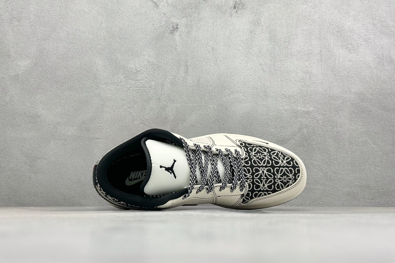 奢潮联名 引爆街头 Air Jordan 1 x LOEWE 这双鞋将西班牙奢侈品牌LOEWE的标志性Anagram提花与Air Jordan 1的经典轮廓碰撞 LL8888-004 奢潮联名 引爆街头 Air Jordan 1 x LOEWE 这双鞋将西班牙奢侈品牌LOEWE的标志性Anagram提花与Air Jordan 1的经典轮廓碰撞 LL8888-004