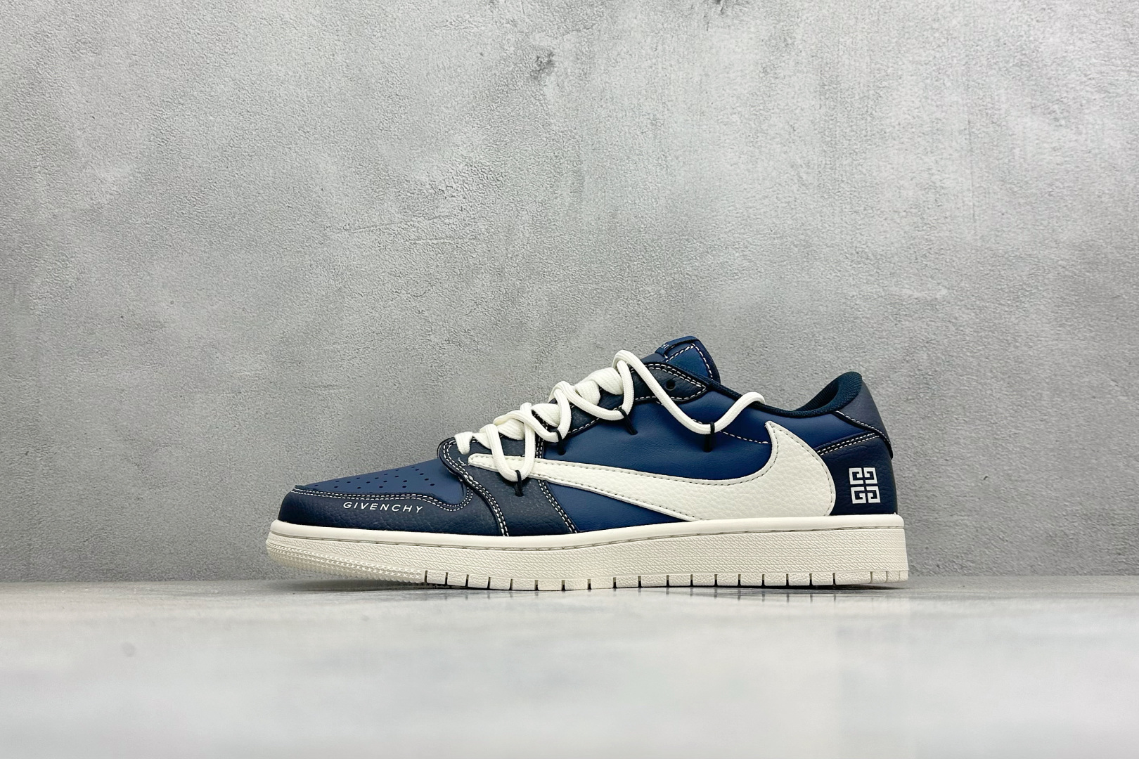 福利特价240。 Air Jordan 1 Low AJ1 乔1 联名 高端定制 低帮复古倒钩篮球鞋#定