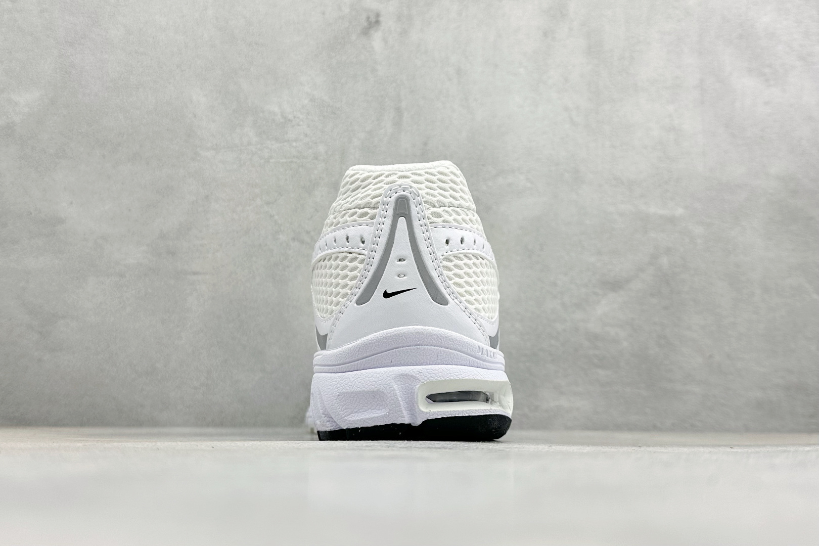 Nike Air Max Moto 2K 耐克新款复古气垫跑步鞋 IO9279-100 Nike Air Max Moto 2K 耐克新款复古气垫跑步鞋 IO9279-100