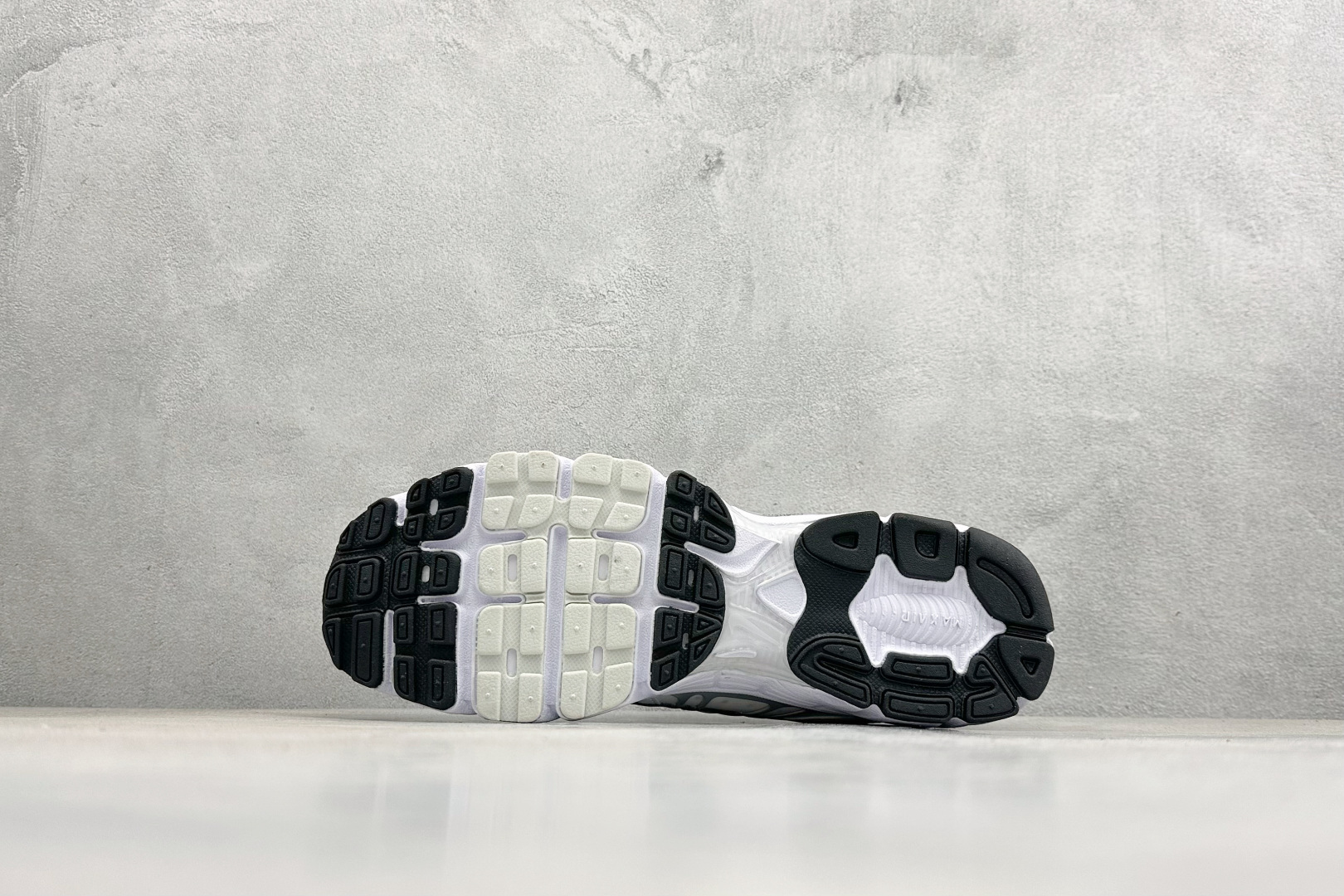 Nike Air Max Moto 2K 耐克新款复古气垫跑步鞋 IO9279-100 Nike Air Max Moto 2K 耐克新款复古气垫跑步鞋 IO9279-100