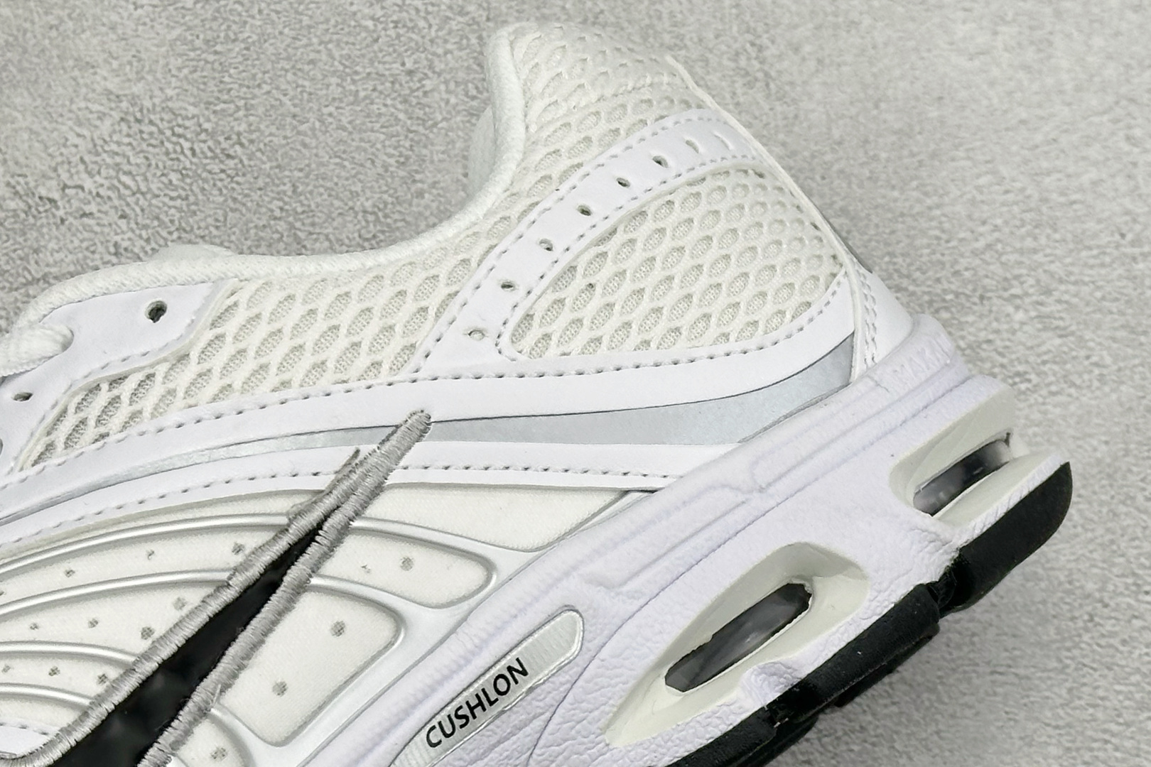 Nike Air Max Moto 2K 耐克新款复古气垫跑步鞋 IO9279-100 Nike Air Max Moto 2K 耐克新款复古气垫跑步鞋 IO9279-100