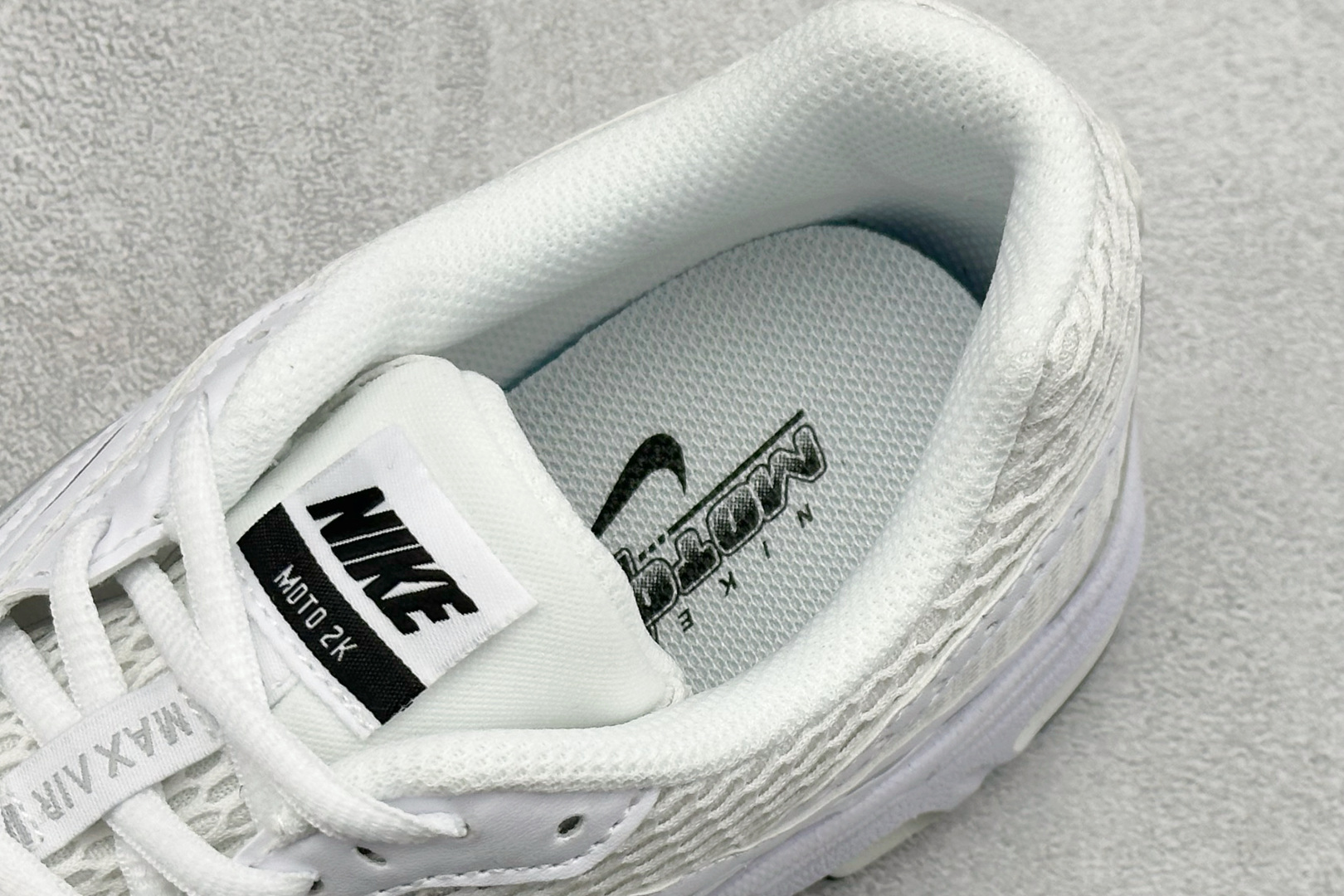 Nike Air Max Moto 2K 耐克新款复古气垫跑步鞋 IO9279-100 Nike Air Max Moto 2K 耐克新款复古气垫跑步鞋 IO9279-100