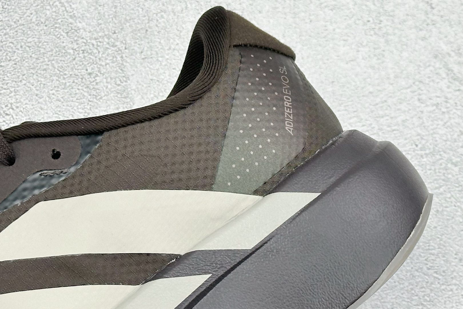 RS版 Adidas Adizero Evo SL 阿迪超轻透气缓震跑鞋整体外观造型与adiZero A