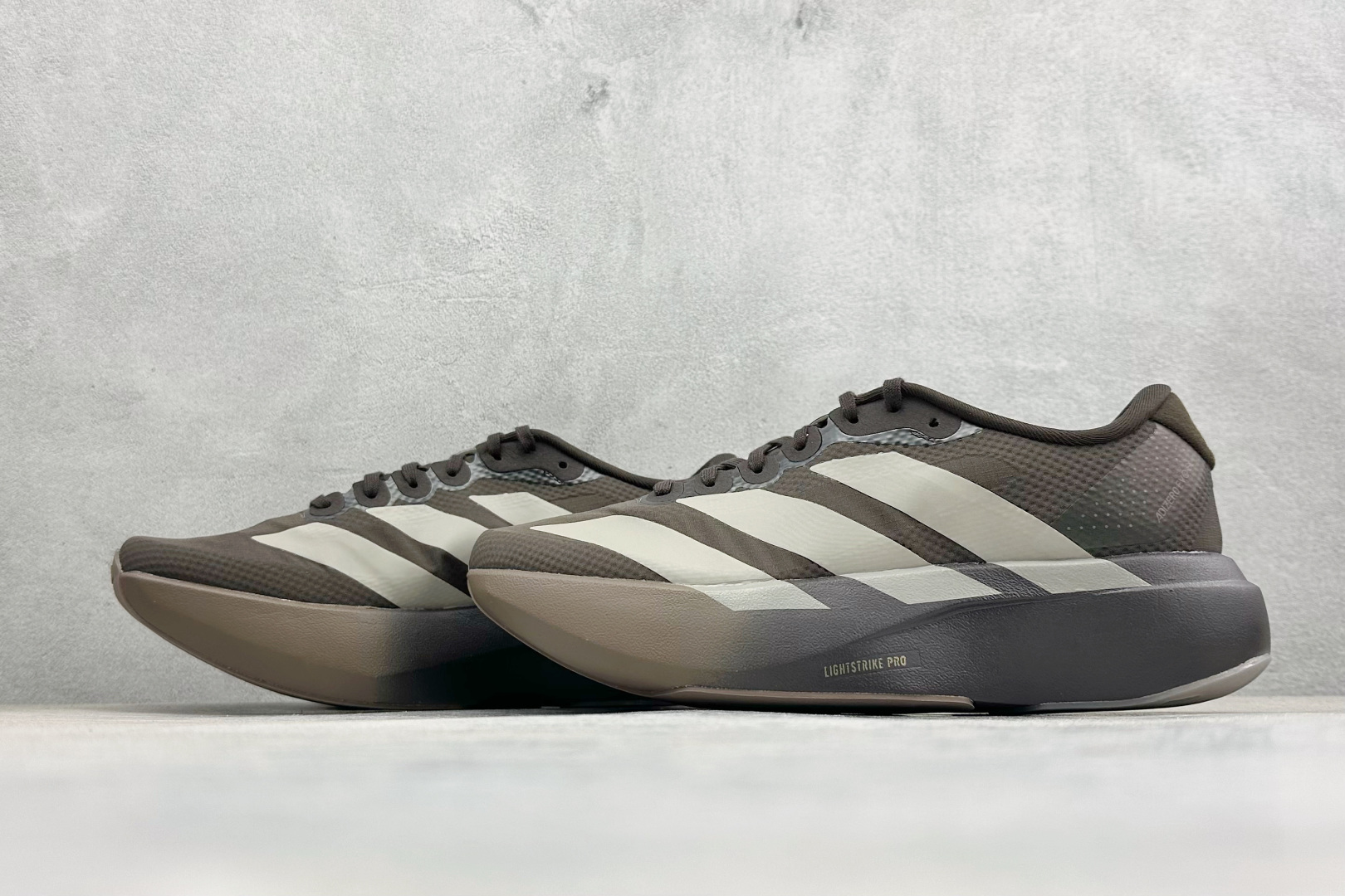 RS版 Adidas Adizero Evo SL 阿迪超轻透气缓震跑鞋整体外观造型与adiZero A