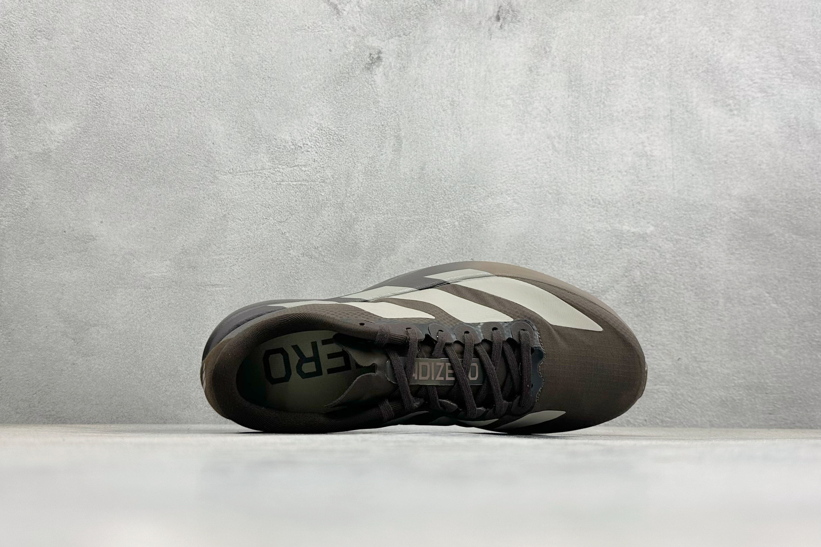 RS版 Adidas Adizero Evo SL 阿迪超轻透气缓震跑鞋整体外观造型与adiZero A