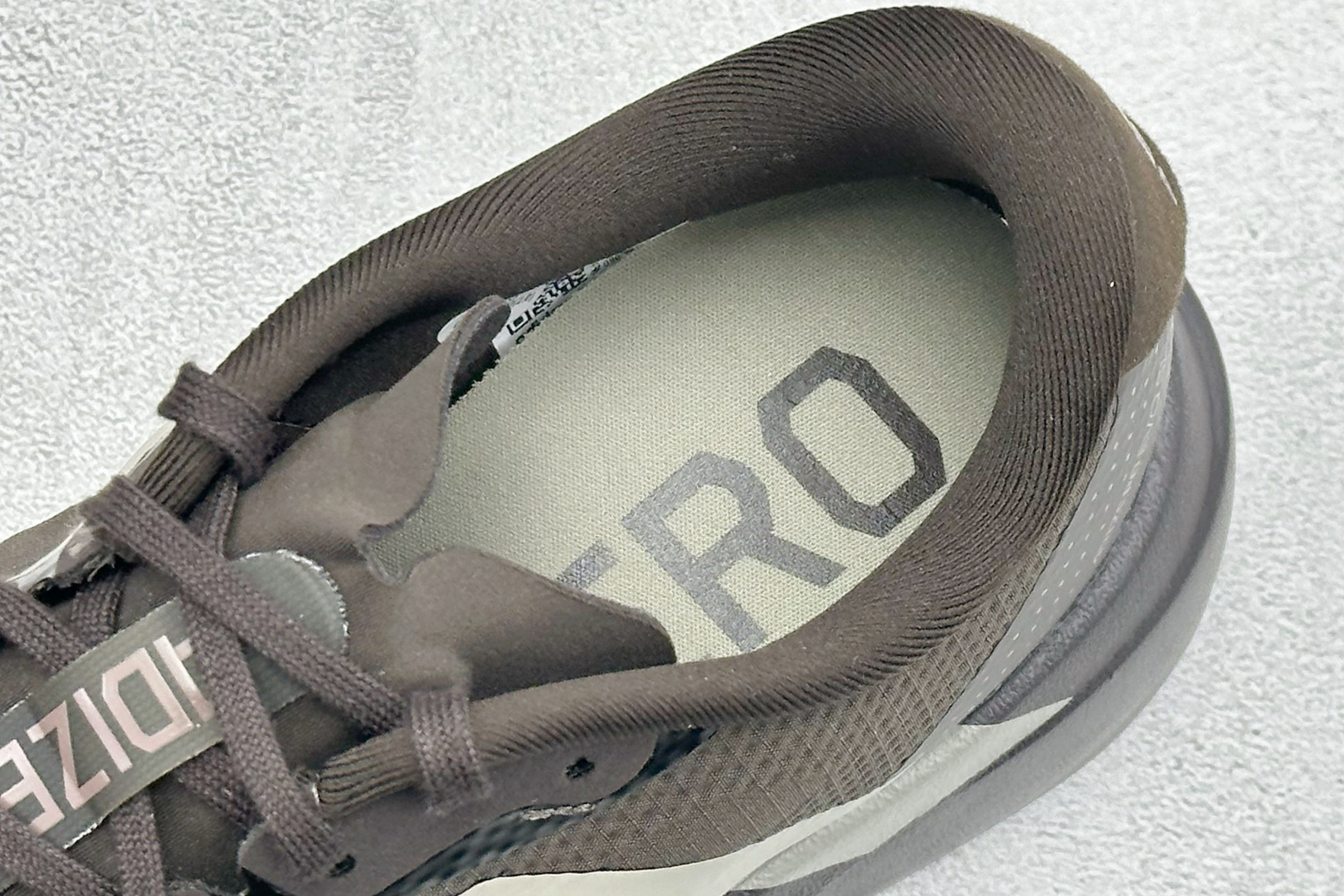 RS版 Adidas Adizero Evo SL 阿迪超轻透气缓震跑鞋整体外观造型与adiZero A