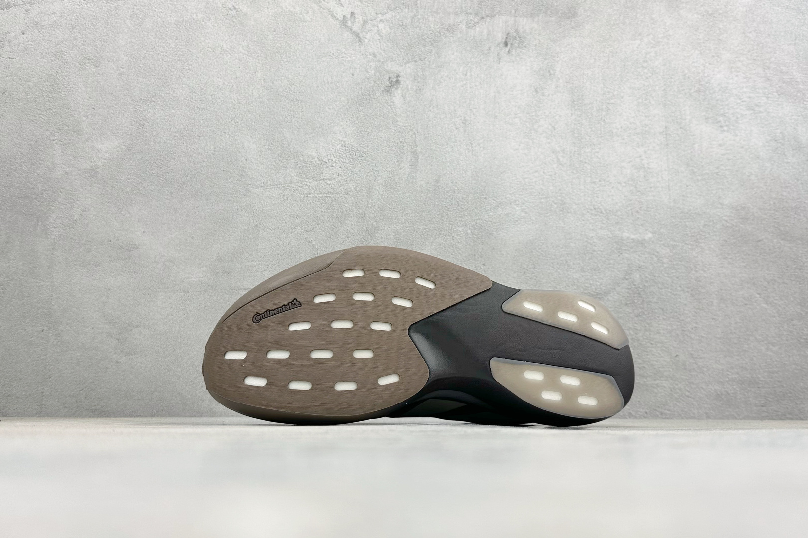 RS版 Adidas Adizero Evo SL 阿迪超轻透气缓震跑鞋整体外观造型与adiZero A