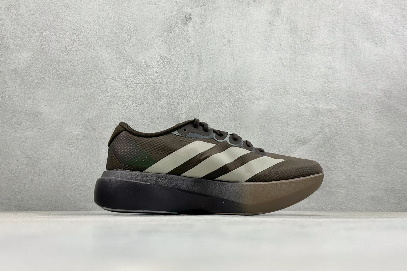 RS版 Adidas Adizero Evo SL 阿迪超轻透气缓震跑鞋整体外观造型与adiZero A
