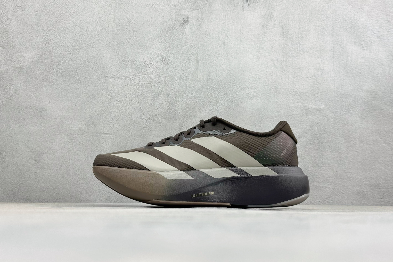 RS版 Adidas Adizero Evo SL 阿迪超轻透气缓震跑鞋整体外观造型与adiZero A
