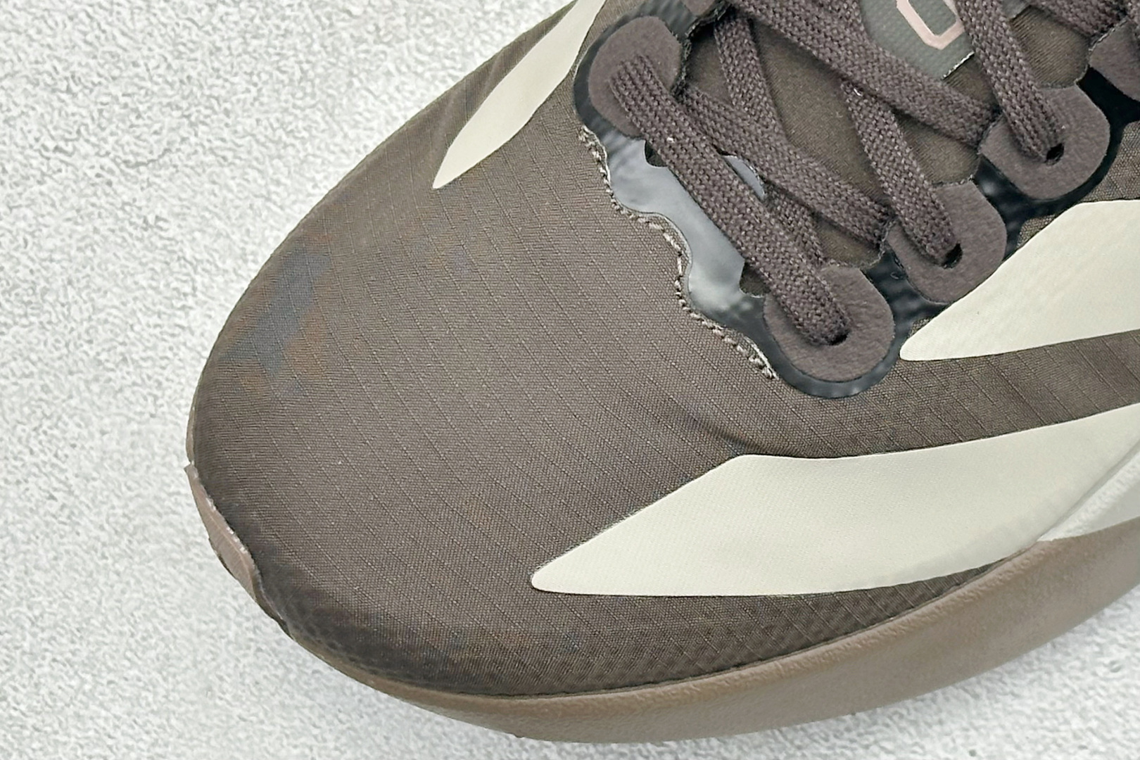 RS版 Adidas Adizero Evo SL 阿迪超轻透气缓震跑鞋整体外观造型与adiZero A