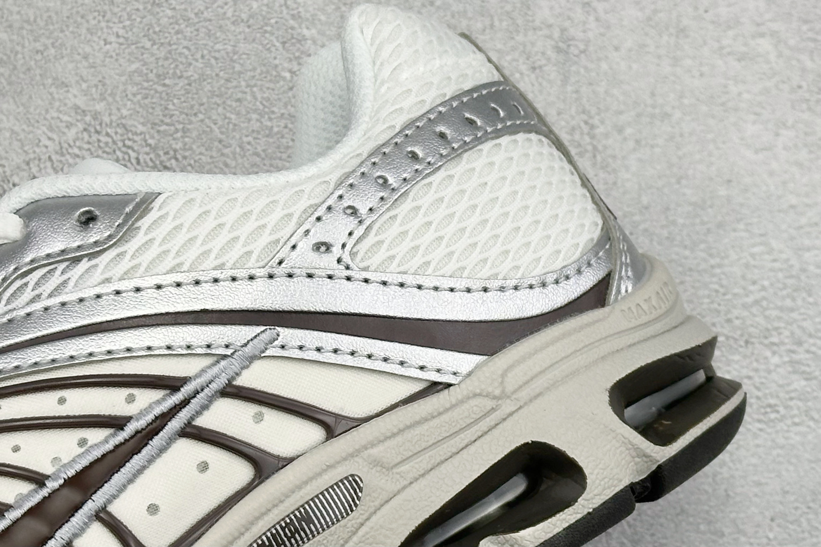 Nike Air Max Moto 2K 耐克新款复古气垫跑步鞋 IO1915-030