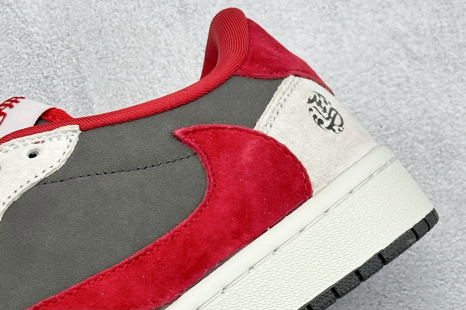 Air Jordan 1 Low AJ1 乔1 马年限定 高端定制 倒钩低帮复古篮球鞋 YF9511-501 Air Jordan 1 Low AJ1 乔1 马年限定 高端定制 倒钩低帮复古篮球鞋 YF9511-501