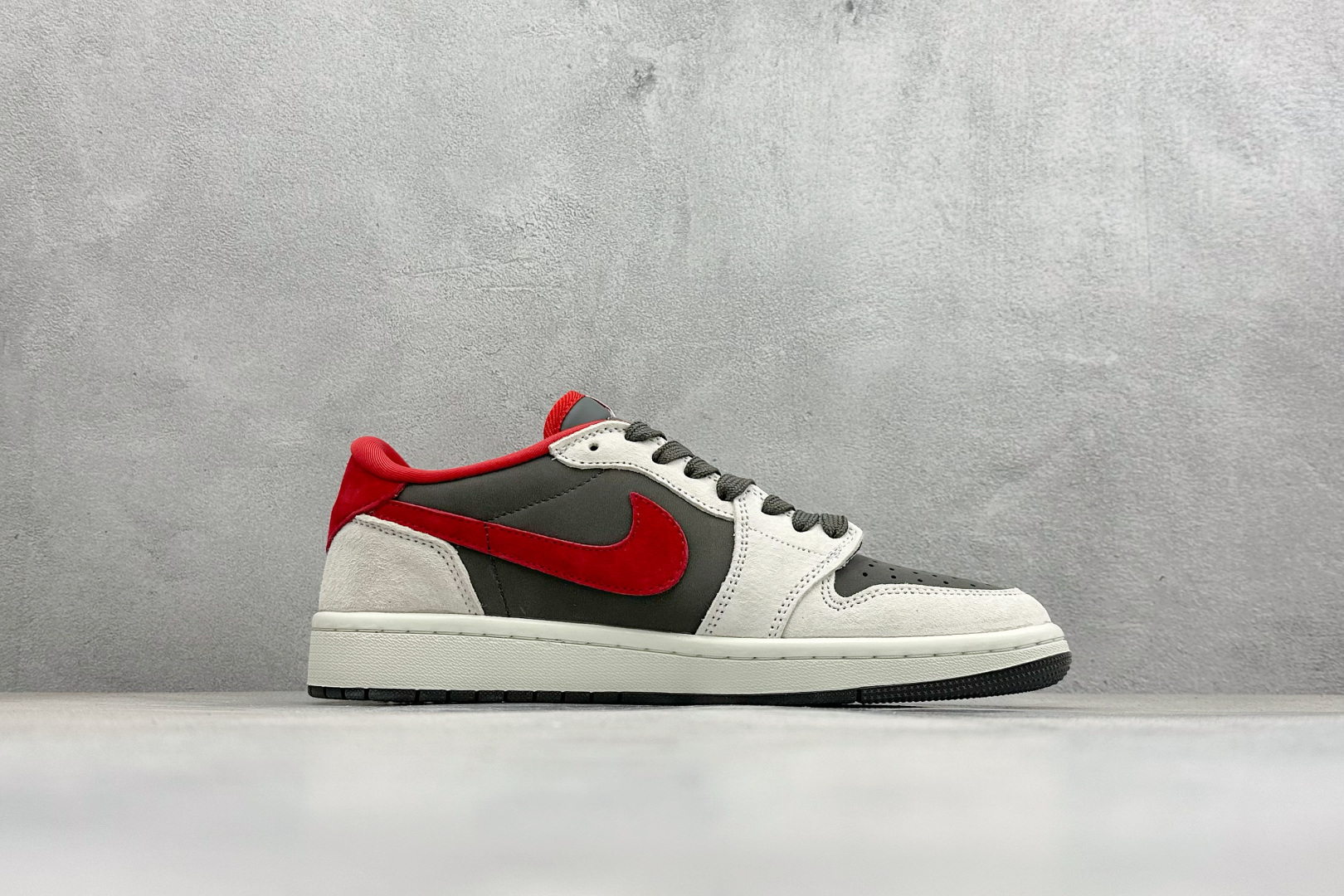 Air Jordan 1 Low AJ1 乔1 马年限定 高端定制 倒钩低帮复古篮球鞋 YF9511-501 Air Jordan 1 Low AJ1 乔1 马年限定 高端定制 倒钩低帮复古篮球鞋 YF9511-501
