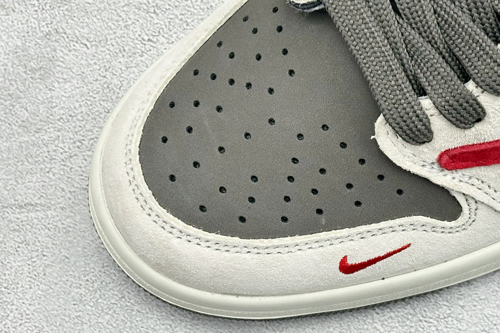Air Jordan 1 Low AJ1 乔1 马年限定 高端定制 倒钩低帮复古篮球鞋 YF9511-501 Air Jordan 1 Low AJ1 乔1 马年限定 高端定制 倒钩低帮复古篮球鞋 YF9511-501