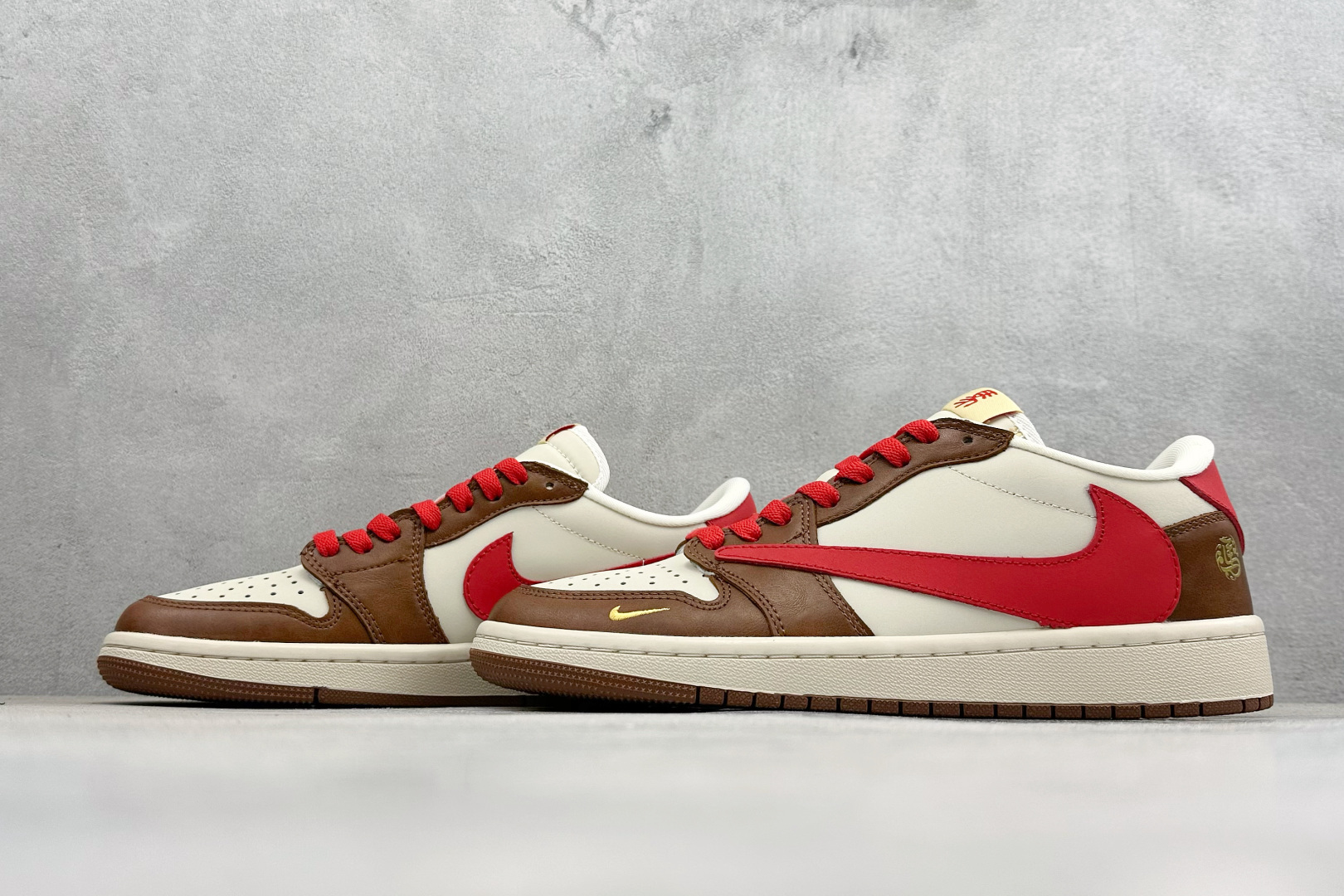 Air Jordan 1 Low AJ1 乔1 马年限定 高端定制 倒钩低帮复古篮球鞋 YF9511-500 Air Jordan 1 Low AJ1 乔1 马年限定 高端定制 倒钩低帮复古篮球鞋 YF9511-500