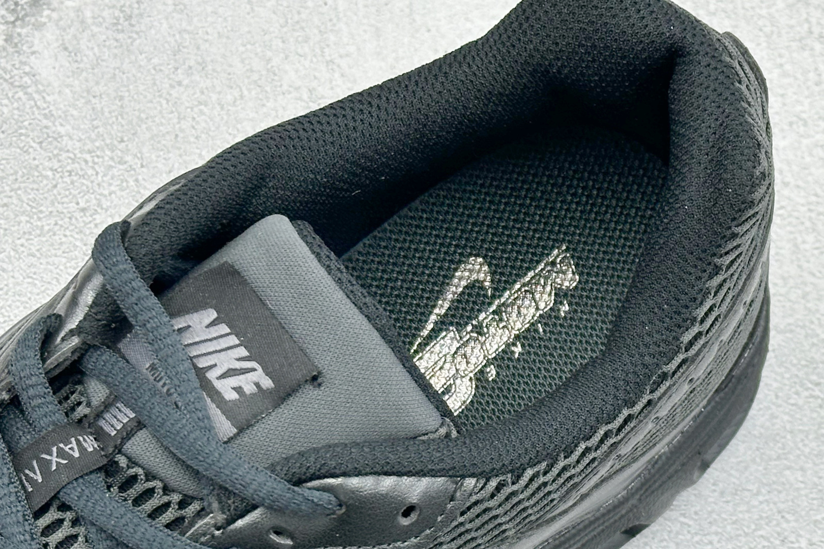 Nike Air Max Moto 2K 耐克新款复古气垫跑步鞋 IO9279-001 Nike Air Max Moto 2K 耐克新款复古气垫跑步鞋 IO9279-001