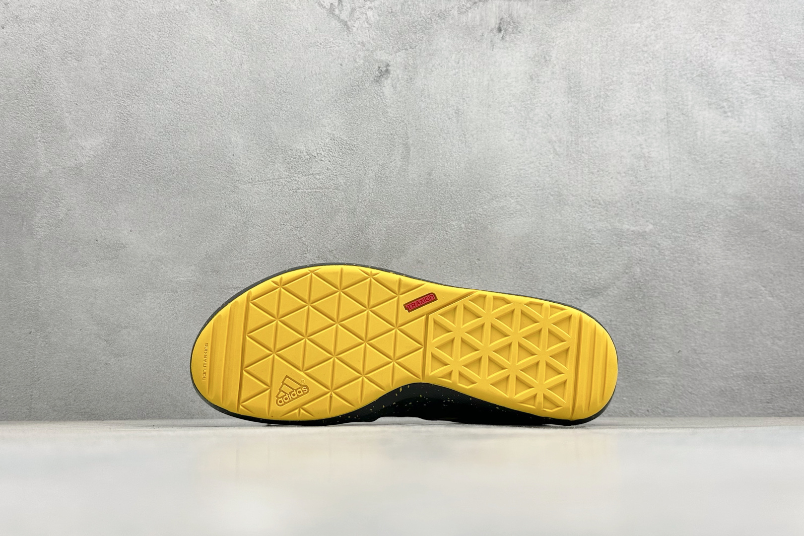 Adidas Roamboat 轻便舒适防滑耐磨 低帮跑步鞋 JH9746 Adidas Roamboat 轻便舒适防滑耐磨 低帮跑步鞋 JH9746