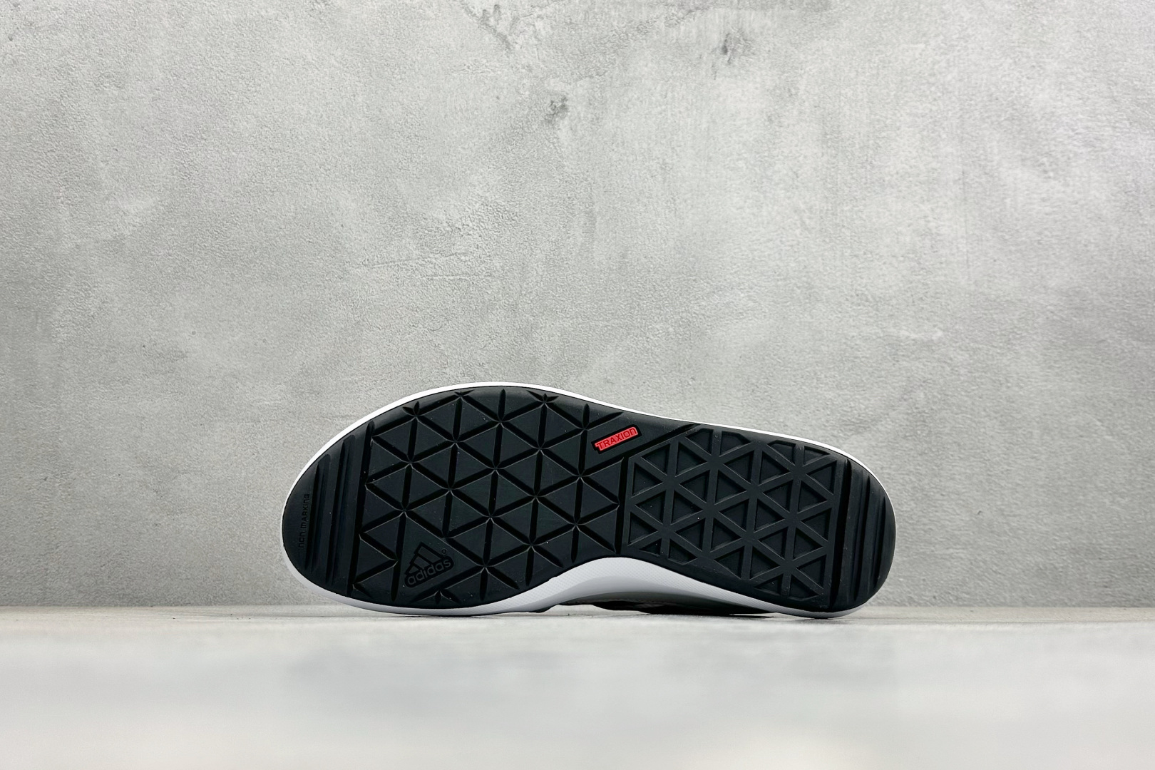 Adidas Roamboat 轻便舒适防滑耐磨 低帮跑步鞋 JP6630 Adidas Roamboat 轻便舒适防滑耐磨 低帮跑步鞋 JP6630