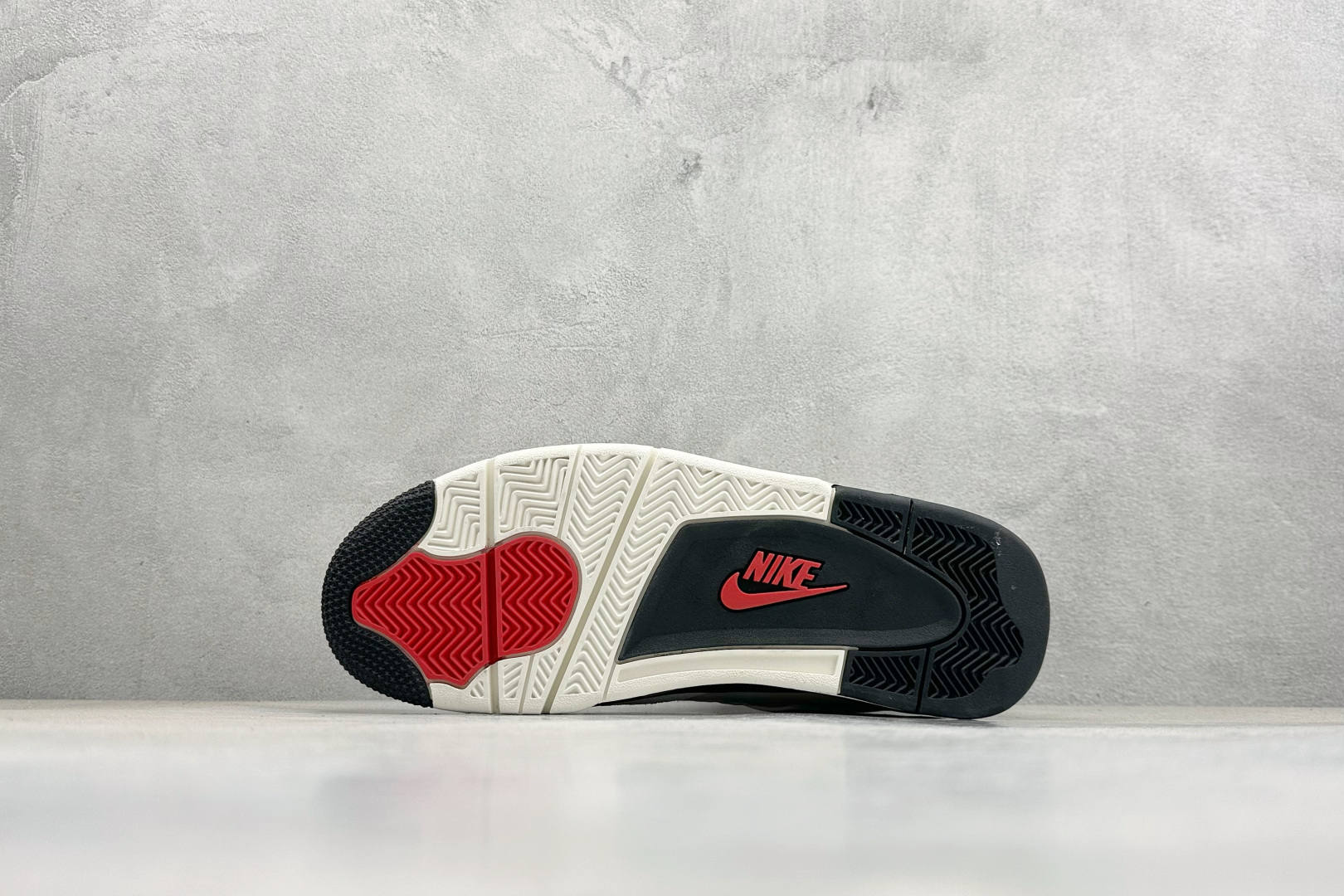 Air Jordan AJ4 Retro 中帮篮球鞋 IM4002-100 Air Jordan AJ4 Retro 中帮篮球鞋 IM4002-100