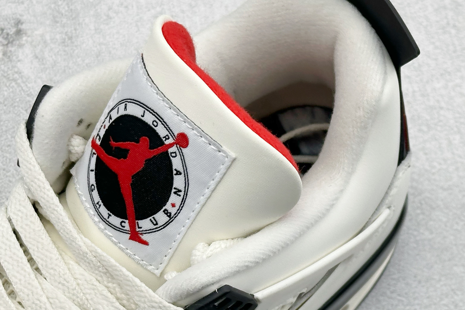 Air Jordan AJ4 Retro 中帮篮球鞋 IM4002-100 Air Jordan AJ4 Retro 中帮篮球鞋 IM4002-100