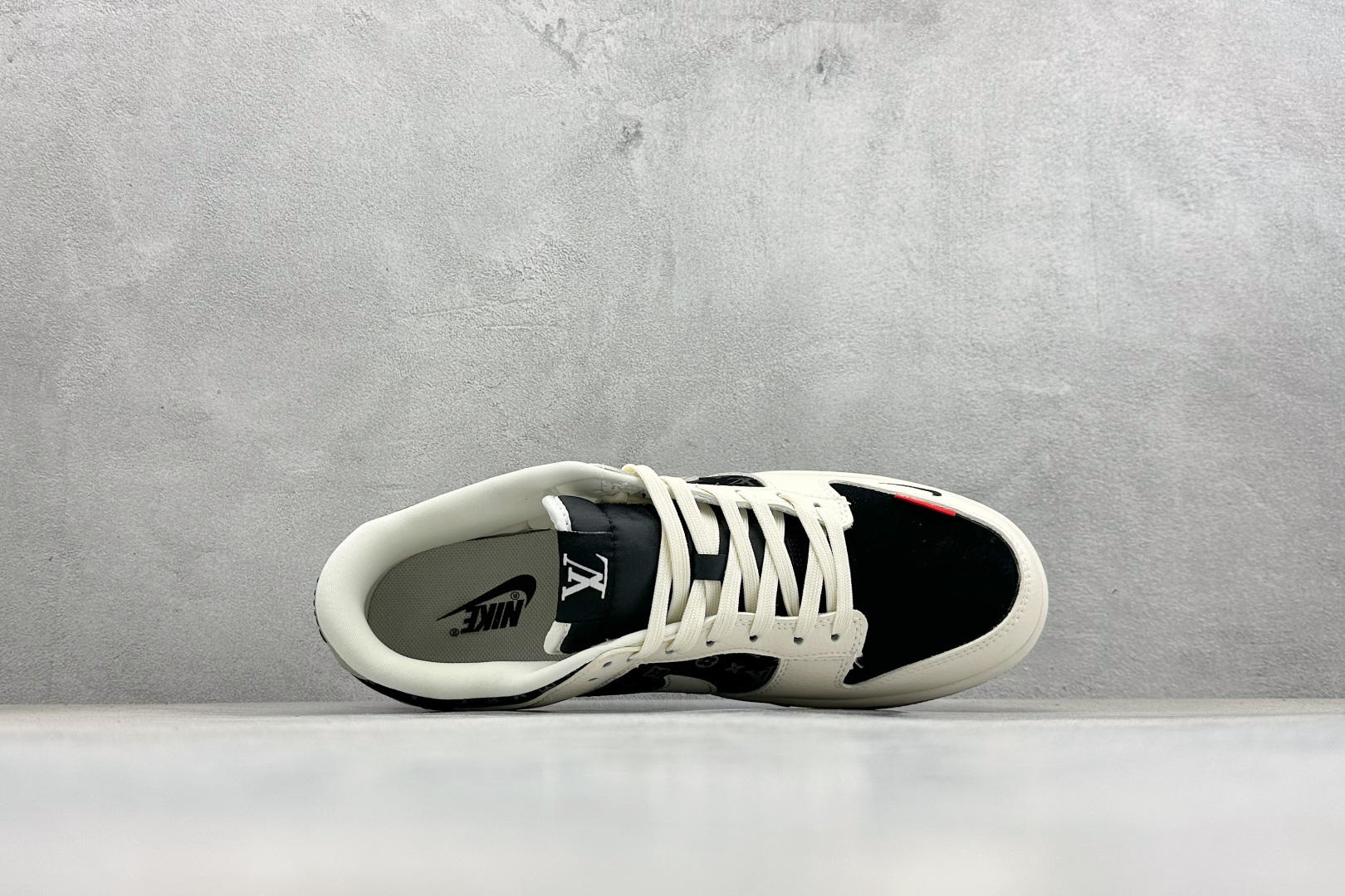 联名潮鞋 街头天花板 SB DUNK LOW 经典低帮版型融合LV老花元素 MN1688-113 联名潮鞋 街头天花板 SB DUNK LOW 经典低帮版型融合LV老花元素 MN1688-113